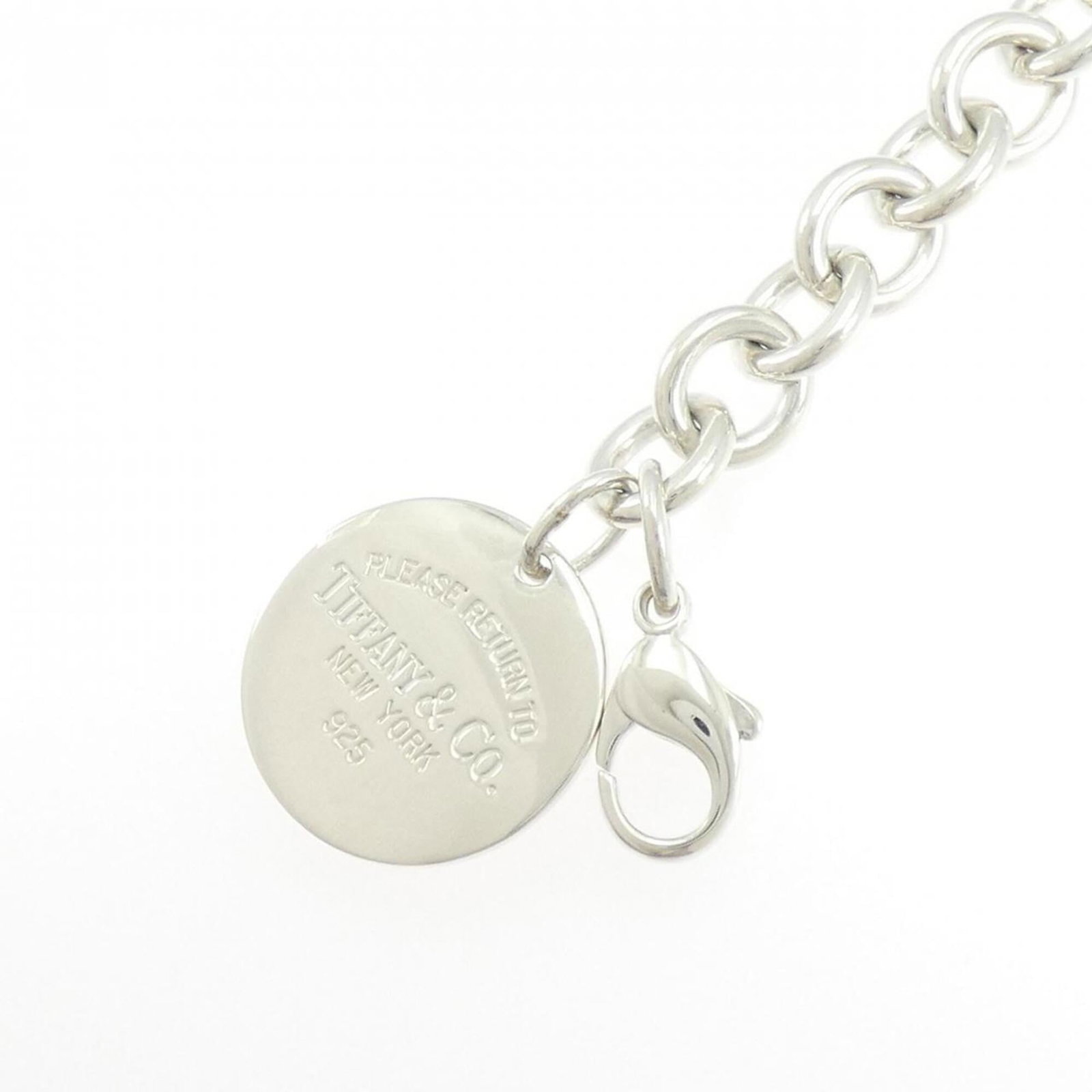 Charm Tiffany Bracelet 925 Silver: Charm Tiffany Bracelet 925 Silver This 19cm / 7.48'' charm Tiffany bracelet is crafted from 925 silver, offering a touch of elegance to any outfit. With some minor signs of usage, including scratches 