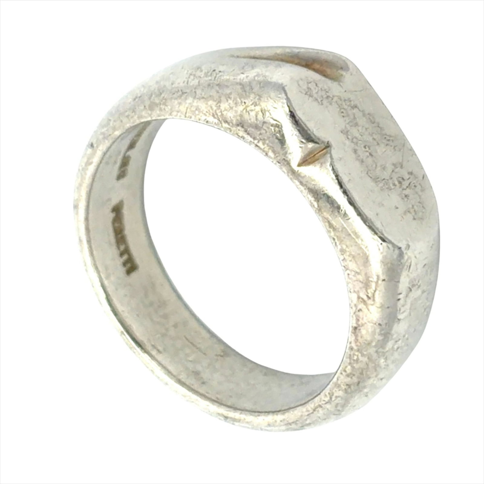 Tiffany Band Ring Silver 925: Tiffany Band Ring Silver 925 Silver 925 band ring from Tiffany, featuring a classic design with subtle wear and minor scratches. This used ring is in good condition, showing signs of previous use. A s