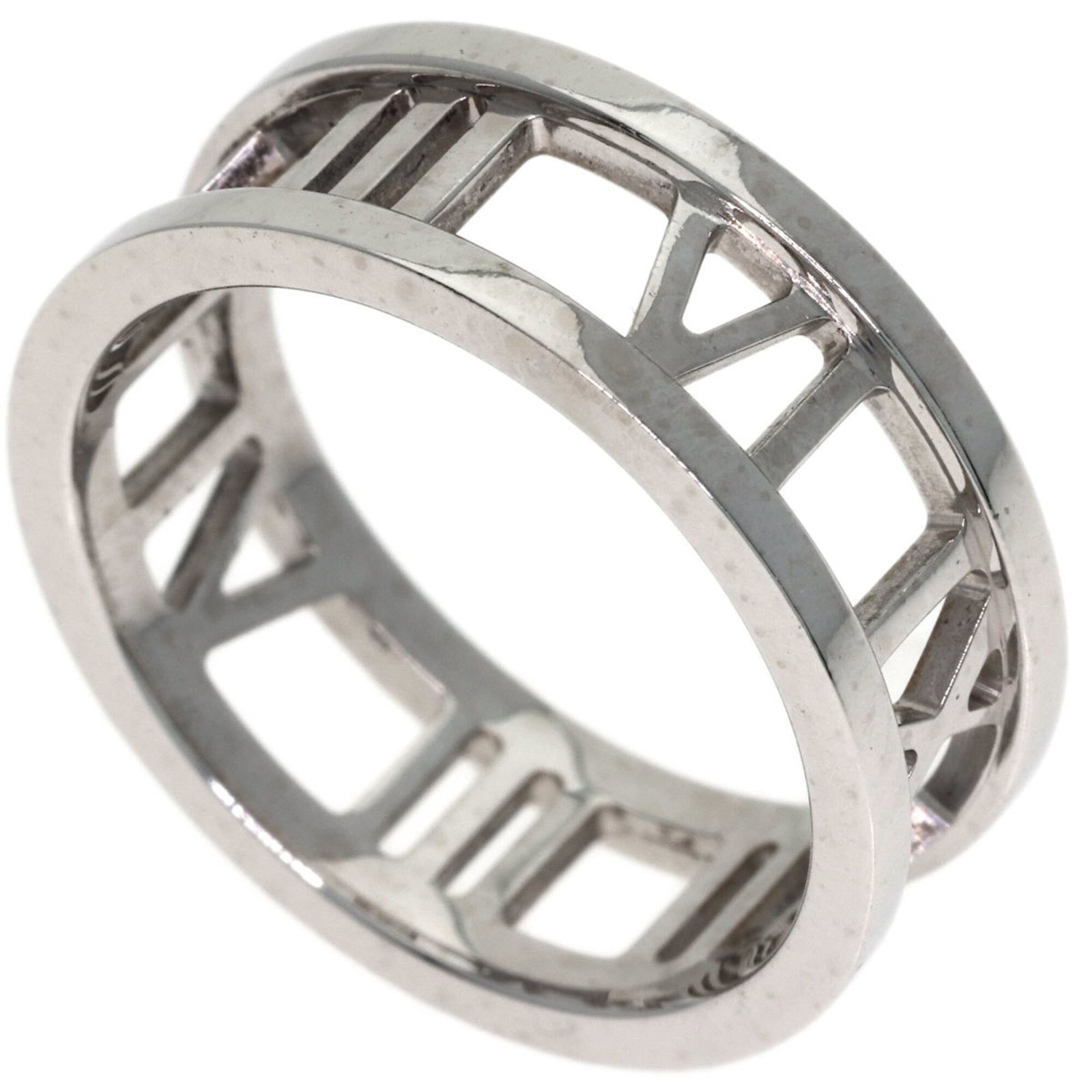 Tiffany Band Ring White Gold (18K): Tiffany Band Ring White Gold (18K) Tiffany's iconic band ring in white gold (18K) offers timeless elegance. This used, high-quality piece features some minor scratches and dirt but remains in very goo
