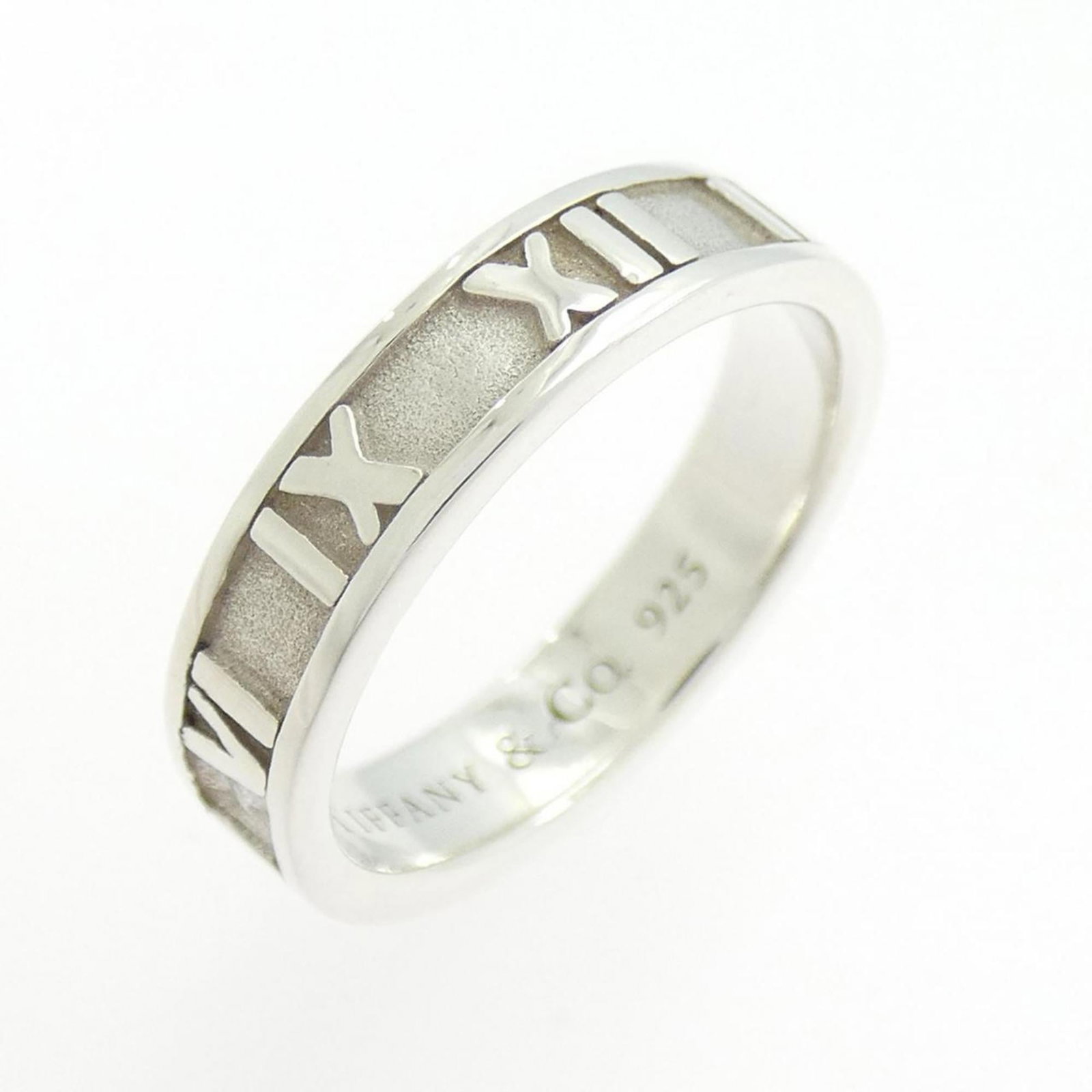 Tiffany Band Ring Silver 925: Tiffany Band Ring Silver 925 Silver 925 Tiffany Band Ring in Excellent Condition. This used band ring features silver 925 material and bears a signature, showcasing the craftsmanship of Tiffany. With
