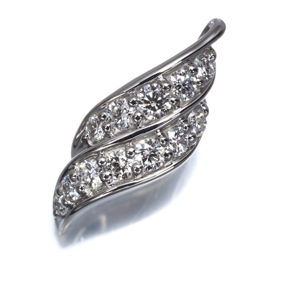 Diamond Pendant 0.71ct Platinum 900: Diamond Pendant 0.71ct Platinum 900 Platinum pendant featuring a natural diamond weighing 0.71ct, crafted with metal purity of 900. This elegant piece showcases the beauty of its main stone, set in