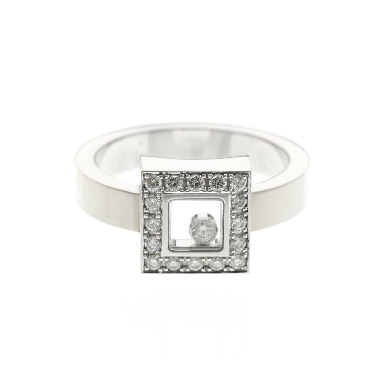 Chopard 18k White Gold Band Ring: Chopard 18k White Gold Band Ring Chopard's 18k white gold band ring boasts a sleek, silver finish and a durable construction. The ring features a diamond stone set in a comfortable 8 us size with a wi