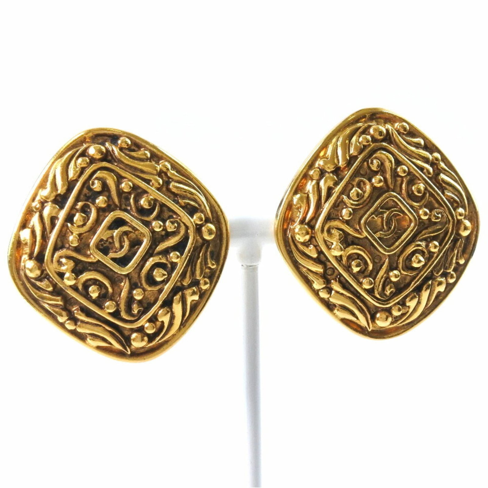Chanel Clip Earrings: Chanel Clip Earrings Gold clip earrings from Chanel, measuring 33.00mm x 36.00mm and weighing 30g. The item bears traces of usage with minor damages and dirt present, but remains in acceptable conditi