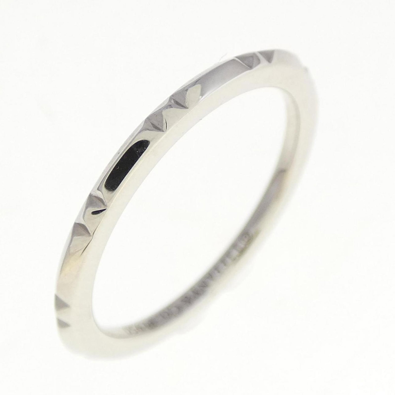 Tiffany band ring platinum: Tiffany band ring platinum Platinum band ring from Tiffany, featuring a sleek design with a few traces of usage visible. The ring shows some scratches and dirt but remains in very good condition overa