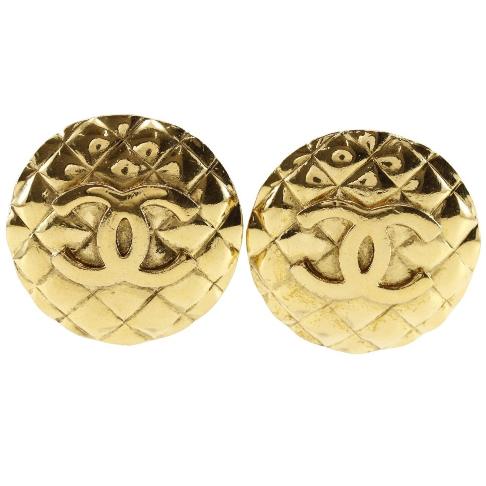 Clip earrings gold plating by Chanel: Clip earrings gold plating by Chanel Clip earrings in gold plating by renowned fashion house Chanel. Measuring 35mm x 35mm, these clip earrings showcase the brand's signature style with a subtle