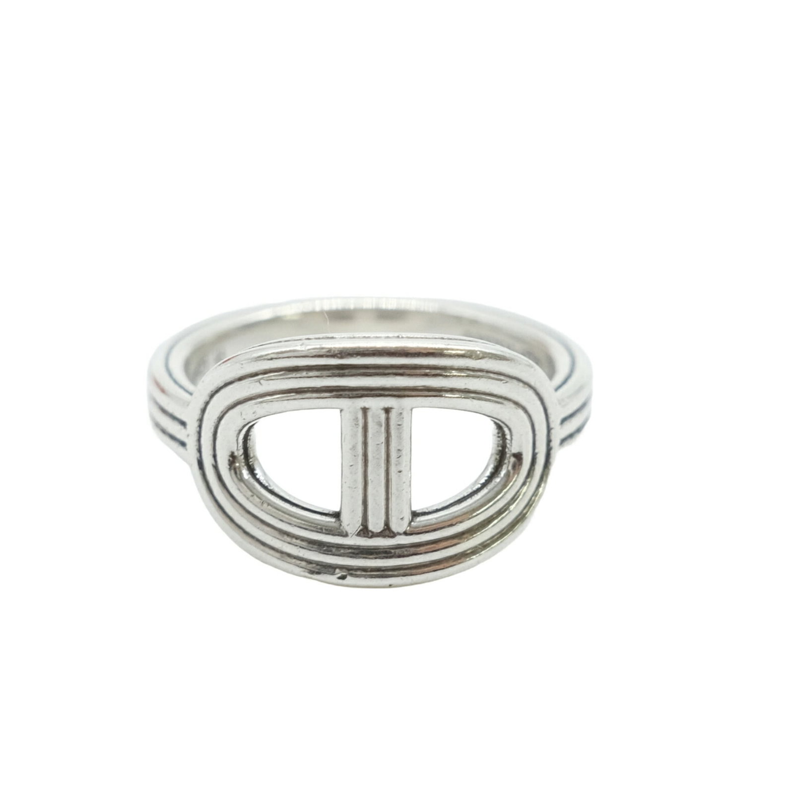 Ring Band Hermes: Ring Band Hermes The Ring Band Hermes features a classic design with a few traces of usage, showcasing some minor scratches and dirt. Despite its used condition, the band remains in very good shape