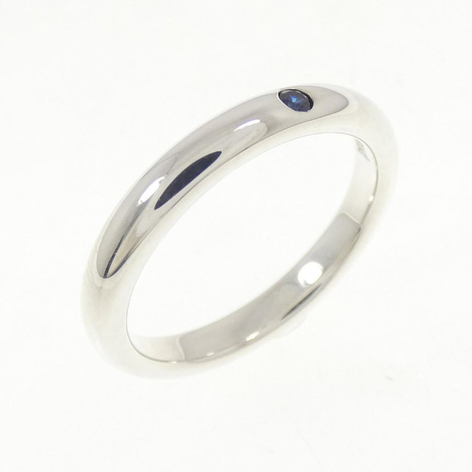 Tiffany Band Ring Silver 925: Tiffany Band Ring Silver 925 Silver band ring from Tiffany, featuring a sapphire stone and made from high-quality silver 925. The ring has some minor scratches and dirt, but remains in very good condi