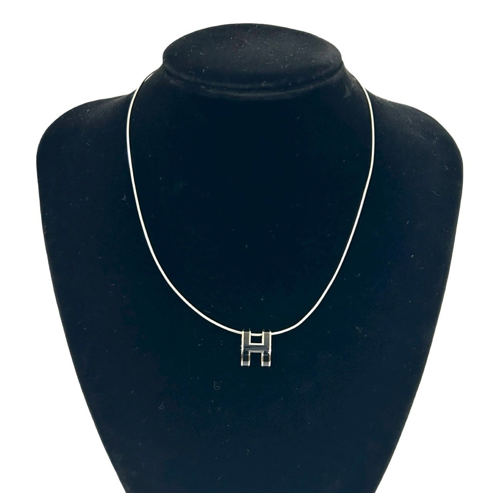 Hermes Herms Silver Black D Cube Ache Pendant Necklace 925 Case: Hermes Herms Silver Black D Cube Ache Pendant Necklace 925 Case Silver and black, a sleek and sophisticated combination. This Hermes Silver Black D Cube Ache Pendant Necklace features a striking