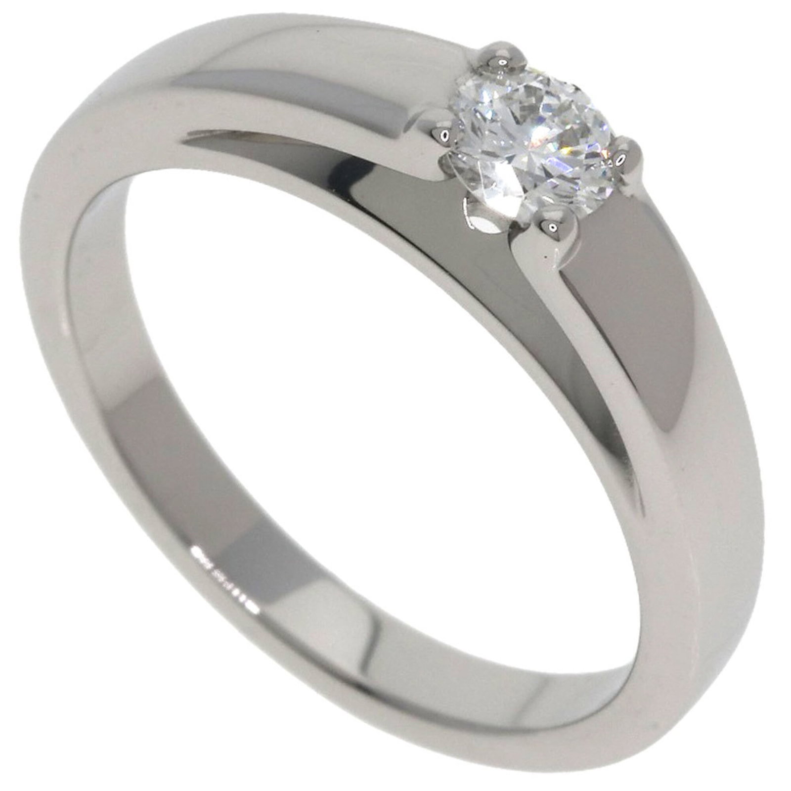 Ring in platinum 950 by Bvlgari: Ring in platinum 950 by Bvlgari Platinum 950 band ring from Bvlgari, featuring a silver tone and a classic design. This used item shows some signs of wear, including minor scratches and dirt, but