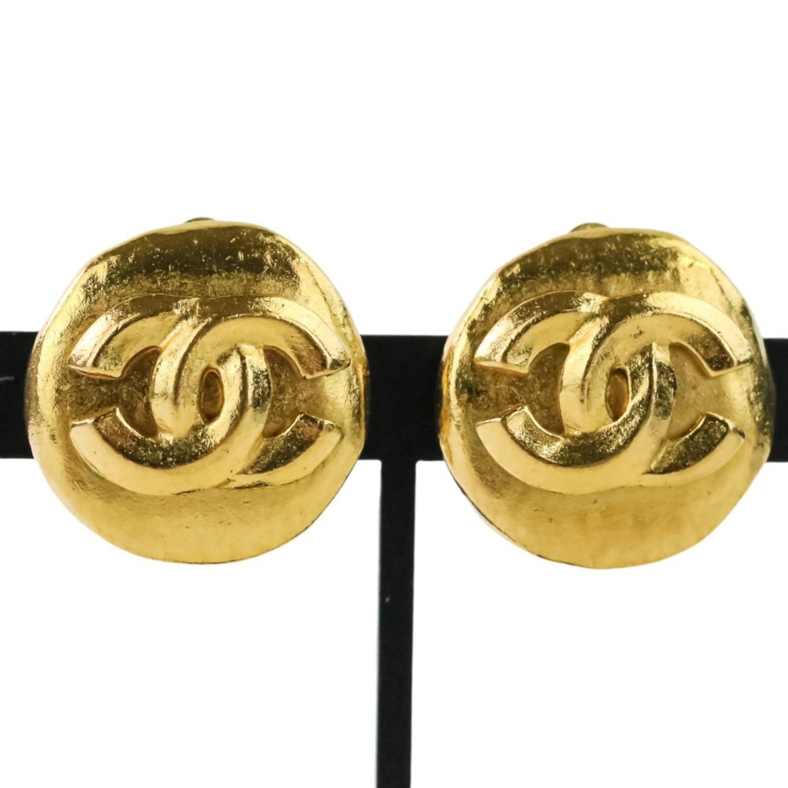 Chanel Clip Earrings: Chanel Clip Earrings Gold clip earrings from Chanel, measuring 18.00mm x 18.00mm in size, bearing a few traces of usage and minor scratches/dirt. The condition is described as very good with some