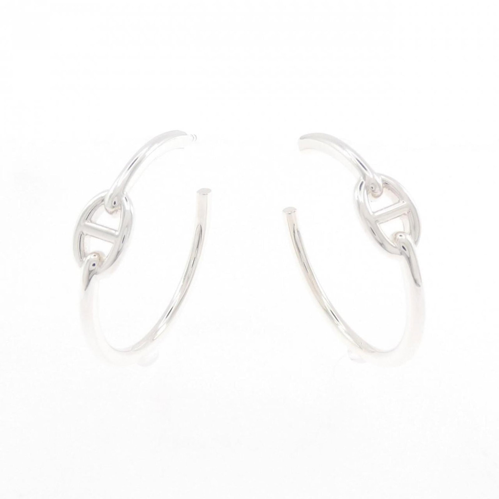 Hermes Herms Chaine D'Ancre Enchaine Large Earrings: Hermes Herms Chaine D'Ancre Enchaine Large Earrings Silver 925 chain earrings from Hermes featuring a large, intricate design. The earrings showcase a unique blend of style and sophistication with the