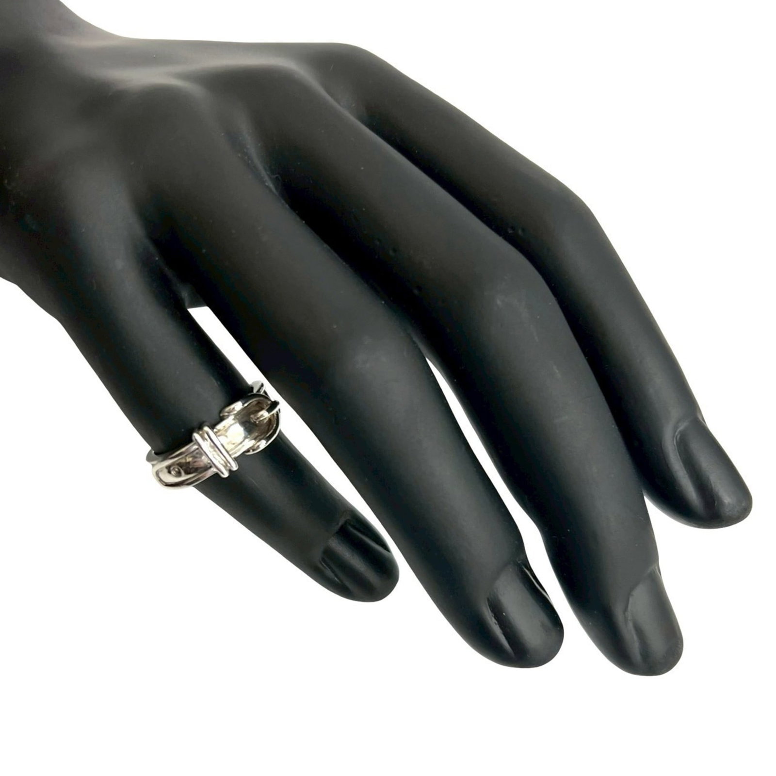 Ring Hermes Silver Band 925: Ring Hermes Silver Band 925 Silver band ring from Hermes, made from high-quality silver 925 material. The ring features a classic design with subtle scratches and signs of usage, giving it a worn-in