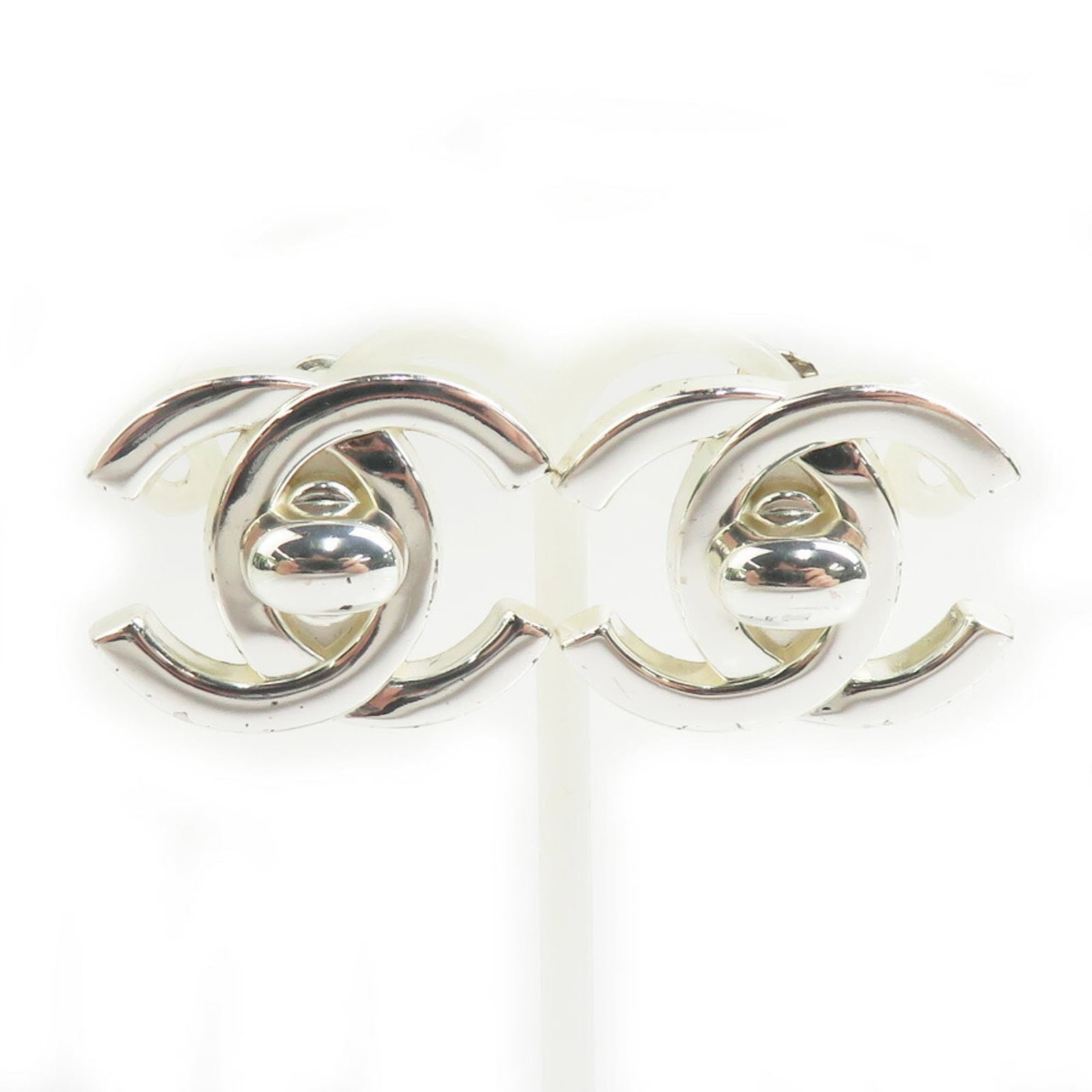 Clip earrings metal by Chanel: Clip earrings metal by Chanel Clip earrings in silver metal, designed by Chanel. The classic clip earring style features a sleek and modern design. Traces of usage are visible on the item, with minor