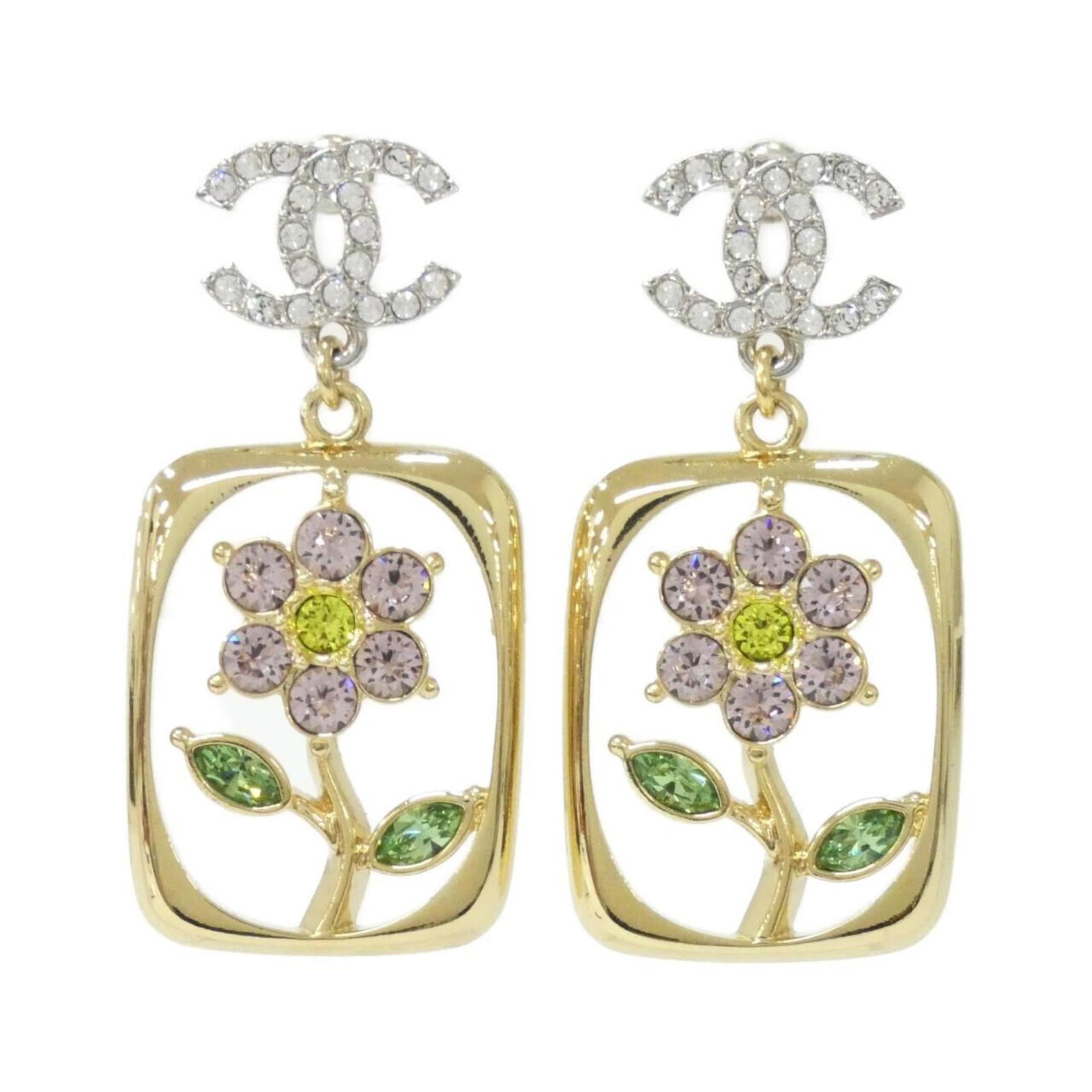 Earrings Drop Chanel: Earrings Drop Chanel Drop earrings in green and pink crystal drop from the iconic Chanel brand, featuring a classic design with subtle sparkle. The earrings are made of high-quality materials and