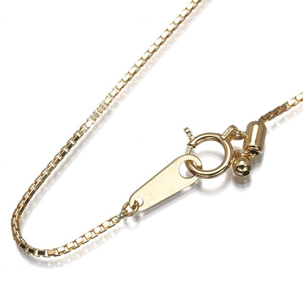 Box Chain Necklace 18K 750 Yellow Gold: Box Chain Necklace 18K 750 Yellow Gold 18k yellow gold chain necklace with intricate details. Made from high-quality 18k metal, this piece showcases the beauty of yellow gold. The chain design makes
