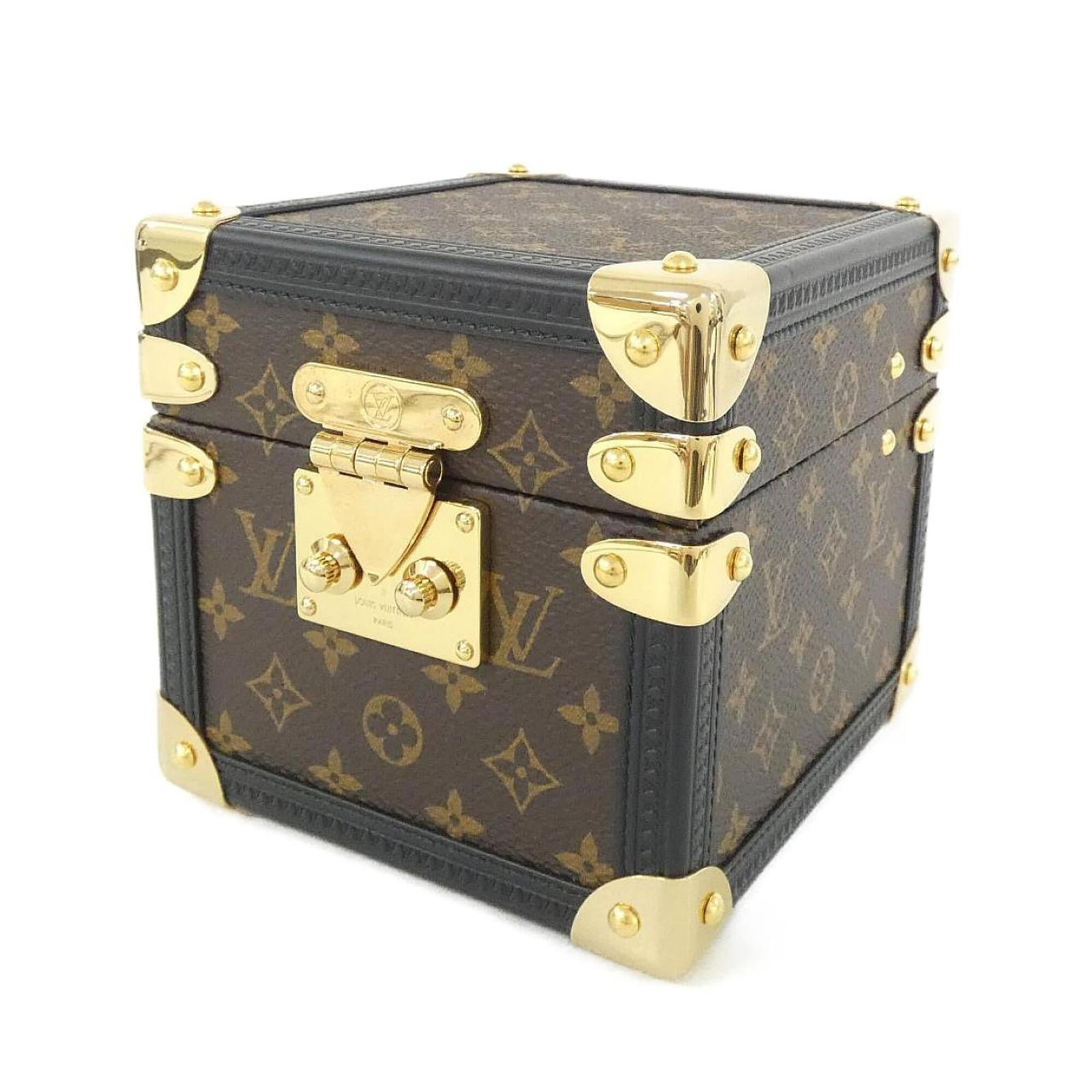 Louis Vuitton Jewelry Chest Coated Canvas: Louis Vuitton Jewelry Chest Coated Canvas Marron, Monogram Louis Vuitton Coated Canvas Jewelry Chest with a few traces of usage and some scratches / dirt. This used item measures 11cm x 12cm and