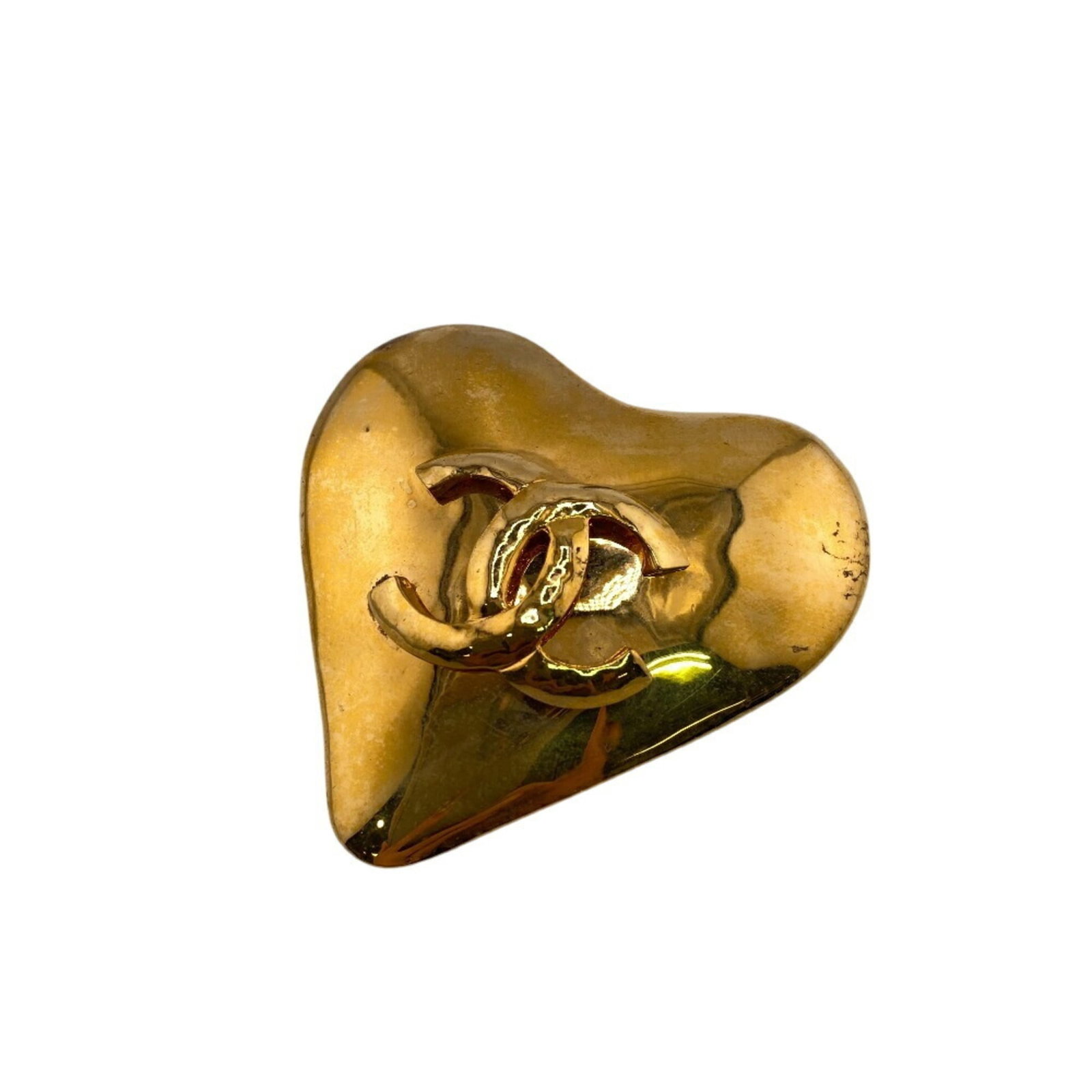 Metal brooch by Chanel: Metal brooch by Chanel Gold metal brooch by Chanel, featuring a vintage design with traces of usage and minor scratches. The brooch measures 6.5cm x 6cm and bears a signature, adding a touch of