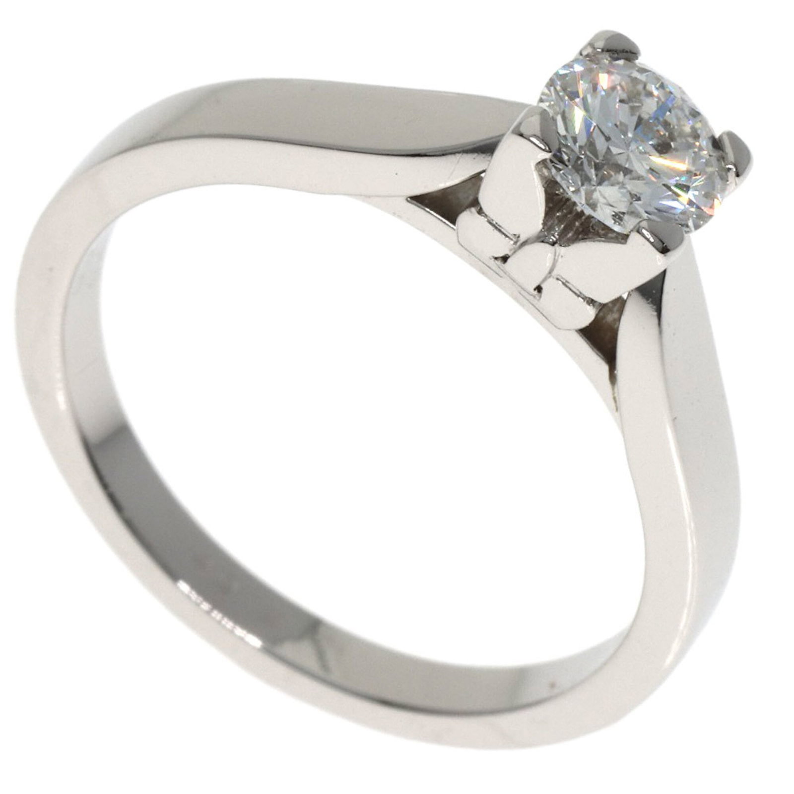 Band platinum ring van cleef arpels: Band platinum ring van cleef arpels Platinum band ring from Van Cleef & Arpels, featuring a high-quality platinum 950 material and a classic design. The ring bears some minor scratches and dirt, but r