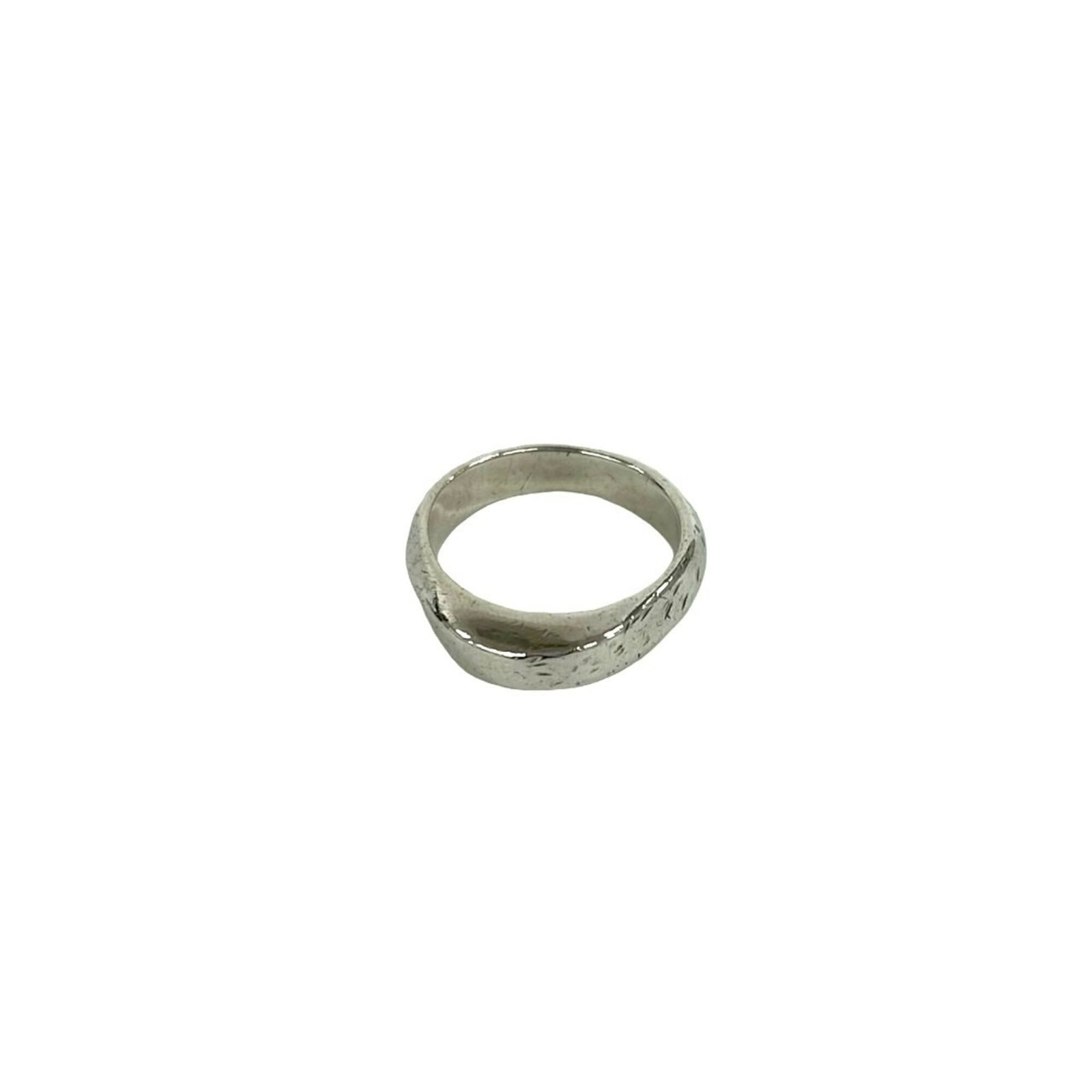Tiffany Band Ring Silver 925: Tiffany Band Ring Silver 925 Silver 925 band ring from Tiffany, featuring a classic design with subtle wear from previous use. The item bears signs of usage, including scratches and minor dirt accumul