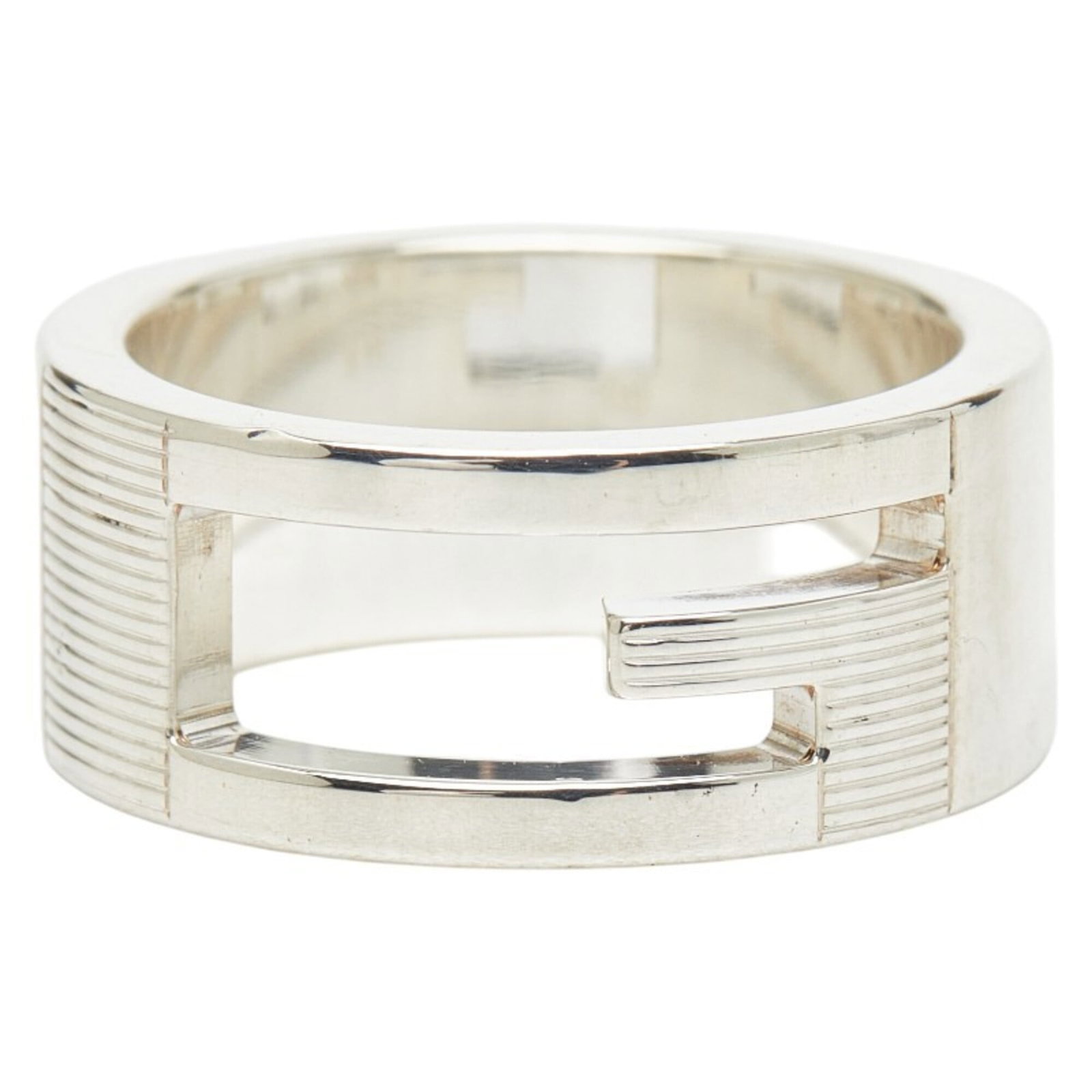 Gucci ring band silver 925: Gucci ring band silver 925 Silver 925 Gucci ring band in excellent condition, with a few traces of usage and minor scratches. The silver material retains its luster, showcasing the iconic Gucci brand.