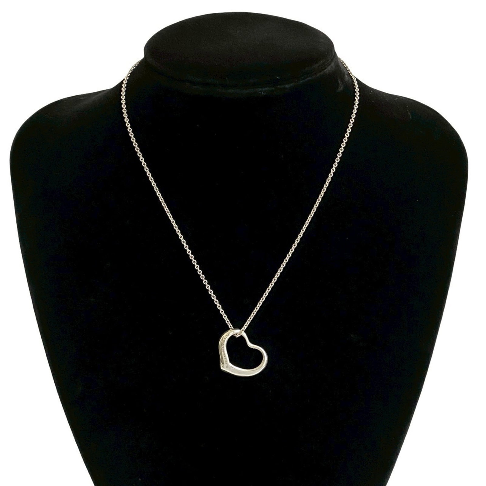 Tiffany & Co. Tiffany Open Heart Necklace 925 Sterling Silver Chain Pendant O3979: Tiffany & Co. Tiffany Open Heart Necklace 925 Sterling Silver Chain Pendant O3979 Tiffany & Co. Tiffany Open Heart Necklace features a stunning sterling silver chain pendant with intricate details, me