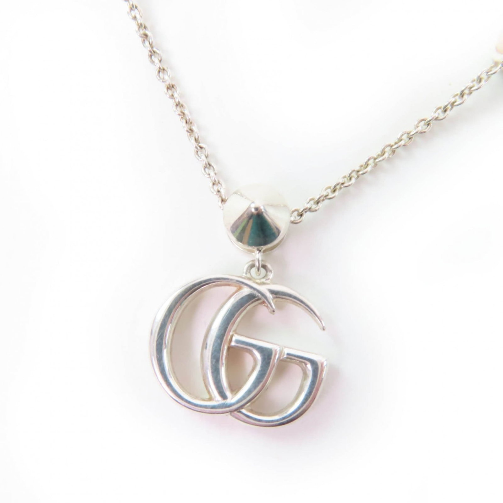 Gucci 527399 Double G Mother-Of-Pearl Necklace In Ag925 Silver And Pink With Box Dust Bag Made: Gucci 527399 Double G Mother-Of-Pearl Necklace In Ag925 Silver And Pink With Box Dust Bag Made Double G Mother-Of-Pearl Necklace in Ag925 Silver and Pink. This Gucci necklace features a striking