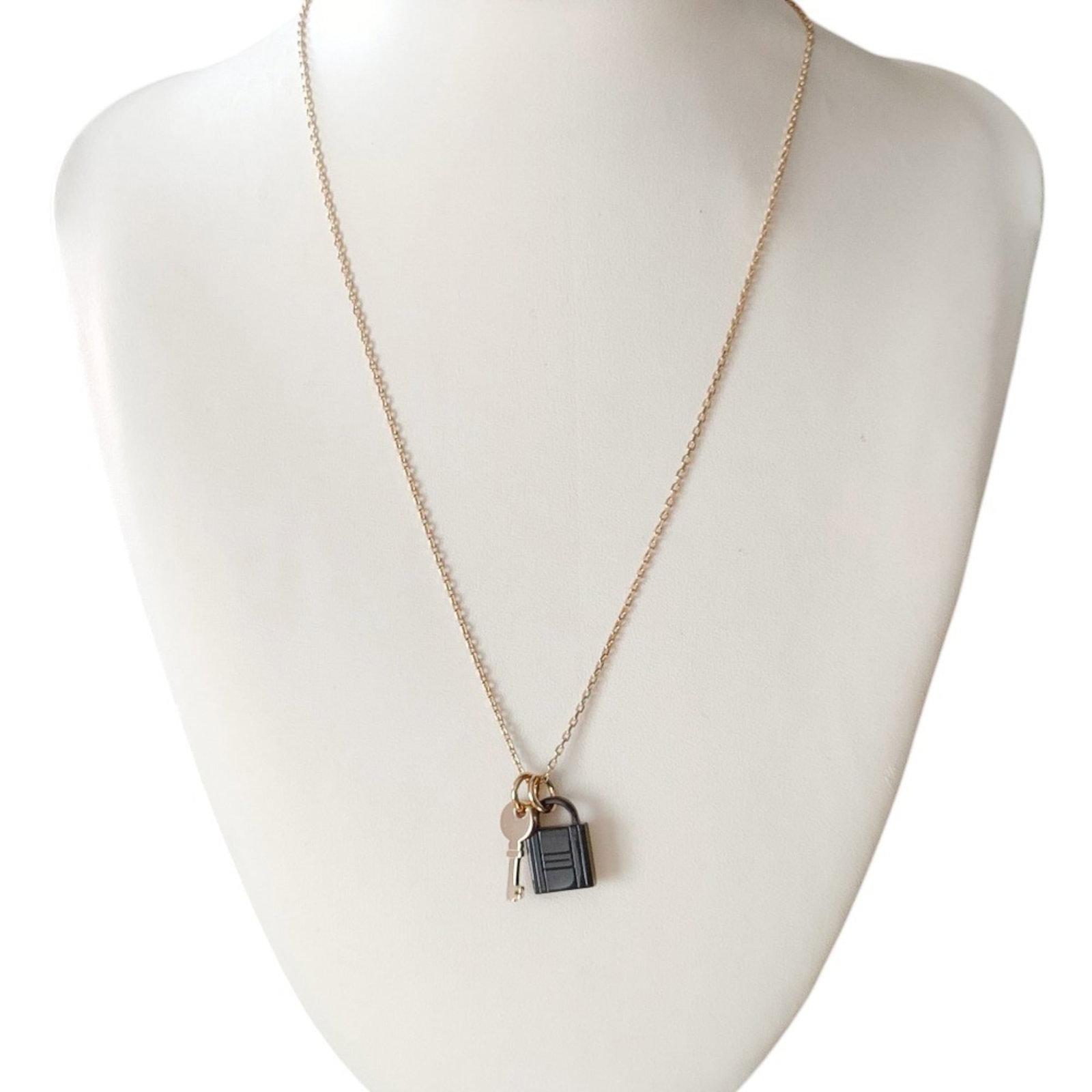 Hermes Amulet Padlock Pm Chain Necklace In Gold And Black For Women. Luxs Pre-Owned Brands.: Hermes Amulet Padlock Pm Chain Necklace In Gold And Black For Women. Luxs Pre-Owned Brands. Gold and black details adorn this elegant Hermes necklace, featuring an amulet padlock pendant. The chain