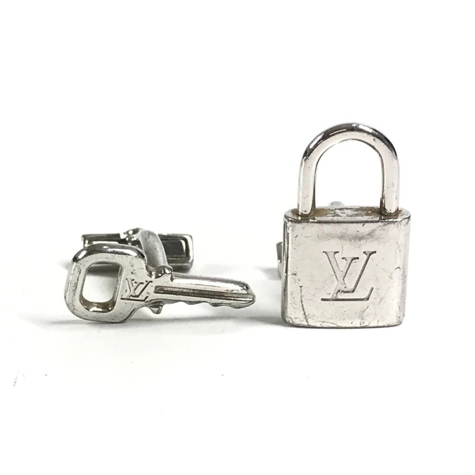 Louis Vuitton cufflinks silver 925: Louis Vuitton cufflinks silver 925 Silver 925 Louis Vuitton cufflinks with subtle signs of use, offering a unique blend of style and wearability. The silver material provides a sleek finish, while the