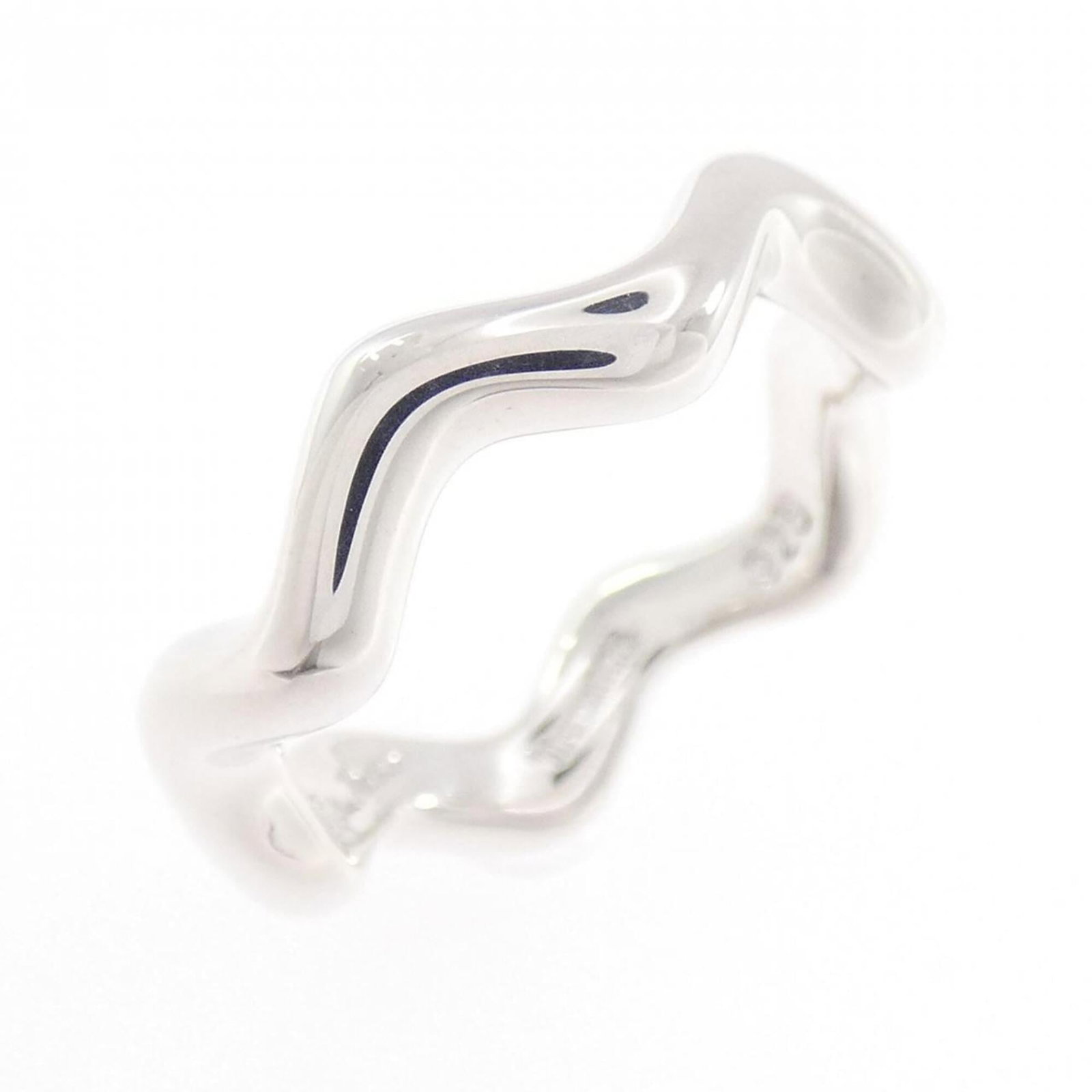 Tiffany Band Ring Silver 925: Tiffany Band Ring Silver 925 Silver 925 Tiffany Band Ring in Excellent Condition. This used band ring features silver 925 material and bears a signature, showcasing the craftsmanship of Tiffany. With 