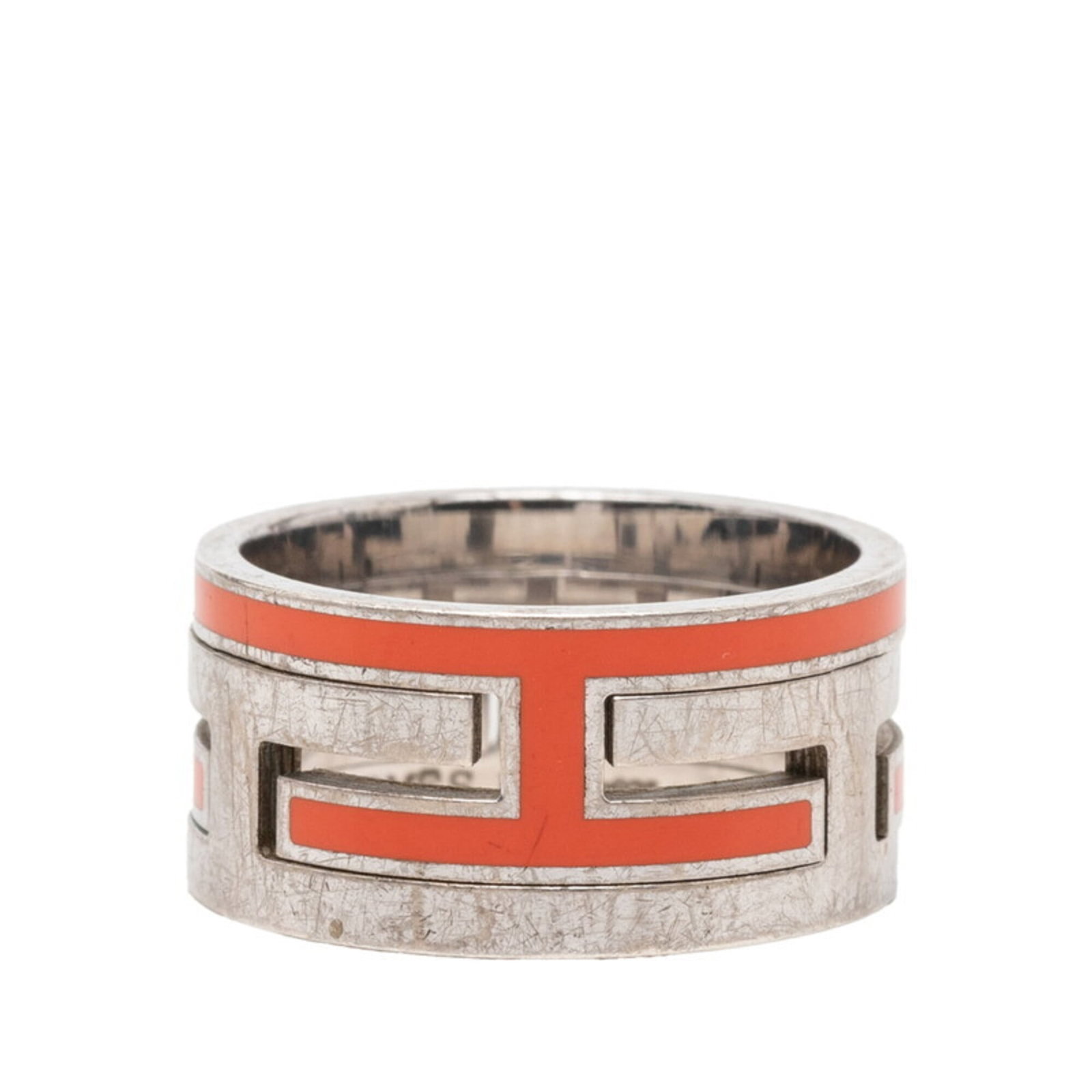 Ring Hermes Silver Band 925: Ring Hermes Silver Band 925 Silver band ring from Hermes featuring an orange tone, crafted from high-quality 925 silver. This used band shows signs of wear, with visible scratches and dirt, but remain