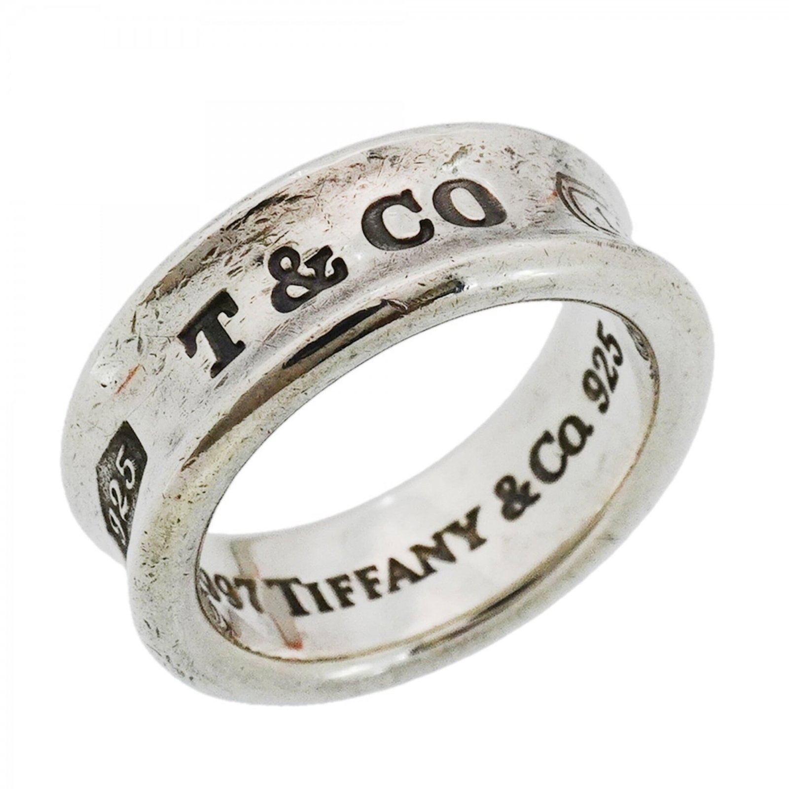 Tiffany Band Ring Silver 925: Tiffany Band Ring Silver 925 Silver 925 band ring from Tiffany, featuring a classic design with subtle wear evident. Traces of usage and minor scratches can be seen, but overall the condition remains 