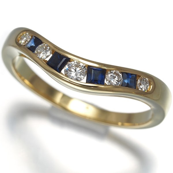 Damiani Ring Sapphire Diamond Wave Square Cut Us5.75-6 18K Yg: Damiani Ring Sapphire Diamond Wave Square Cut Us5.75-6 18K Yg Damiani's Wave Square Cut Ring features a stunning sapphire as its centerpiece, set in 18k yellow gold. The natural stone is surrounded