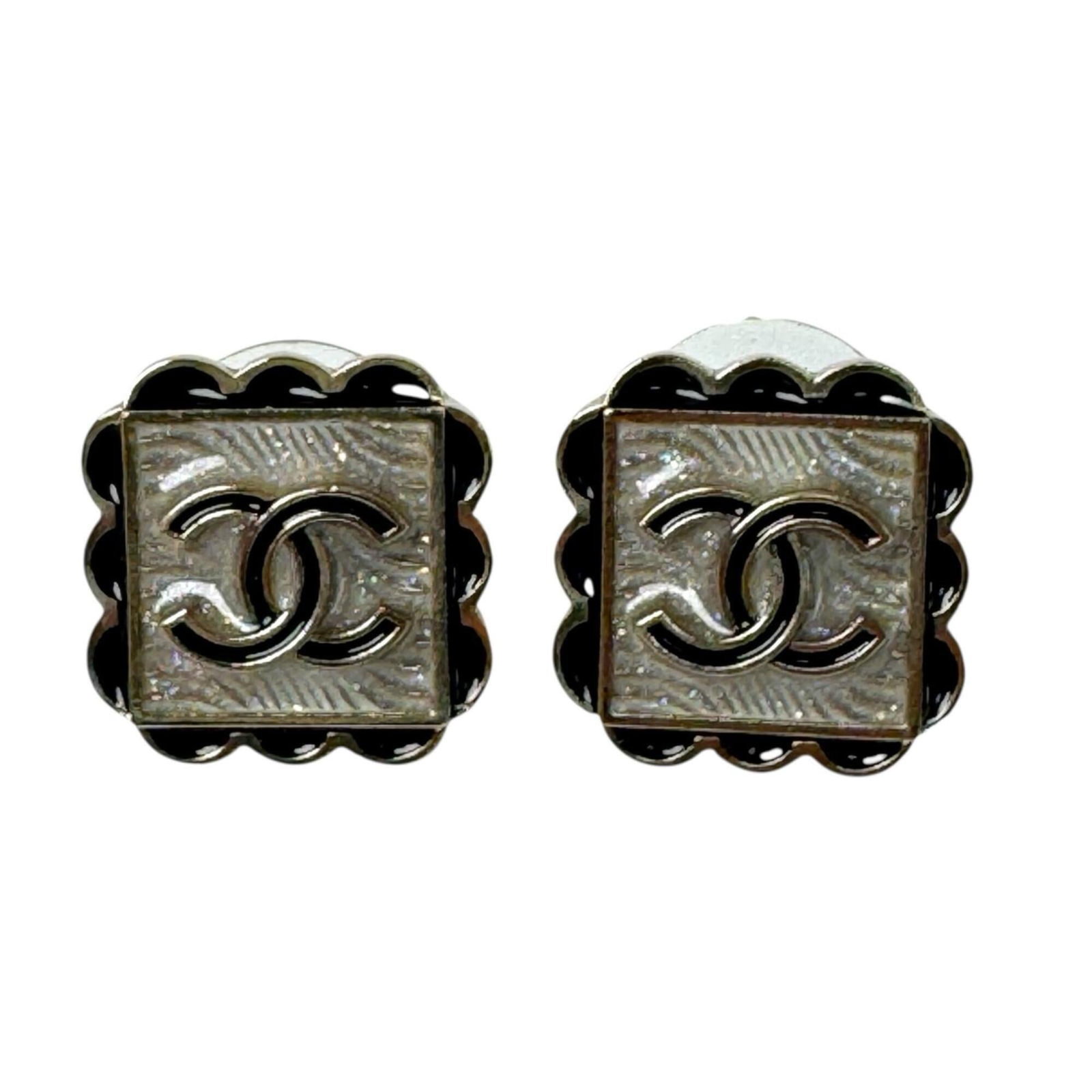 Chanel Stud Earrings Gold Plating: Chanel Stud Earrings Gold Plating Chanel Stud Earrings Gold Plating - A timeless piece from the iconic fashion brand, featuring elegant gold plating details and a sleek design. The earrings measure 16