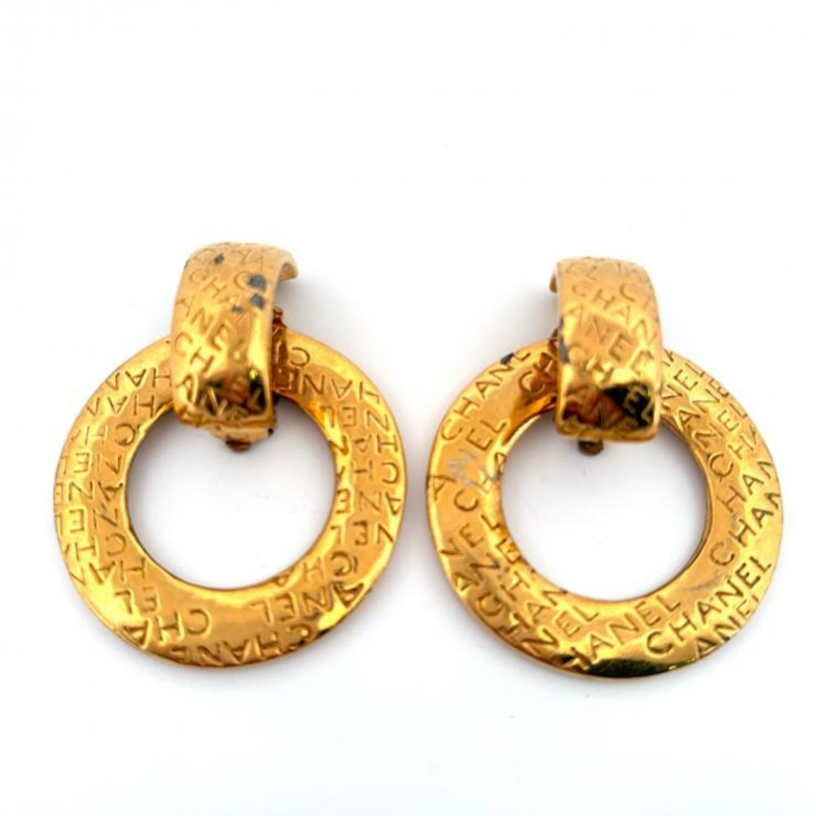 Clip earrings gold plating by Chanel: Clip earrings gold plating by Chanel Gold plating clip earrings from the iconic Chanel brand, bearing subtle traces of usage and minor scratches. Measuring 53mm x 42mm in size, these elegant accessori