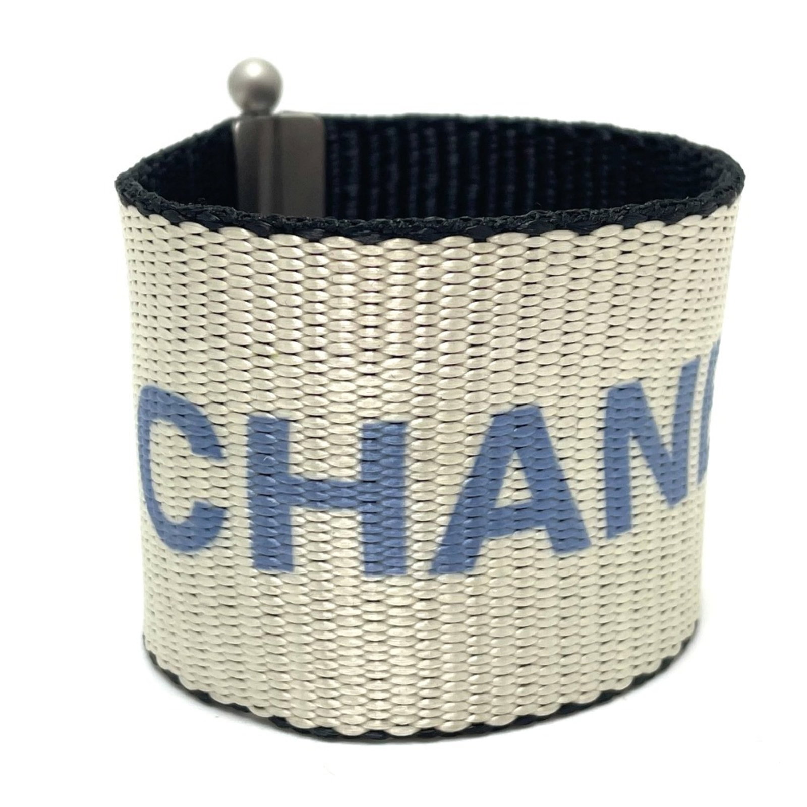 Nylon Bangle Chanel: Nylon Bangle Chanel This Chanel Nylon Bangle boasts a striking blue hue paired with silver accents, measuring 15.5cm in length. The bangle showcases some subtle signs of wear, including minor