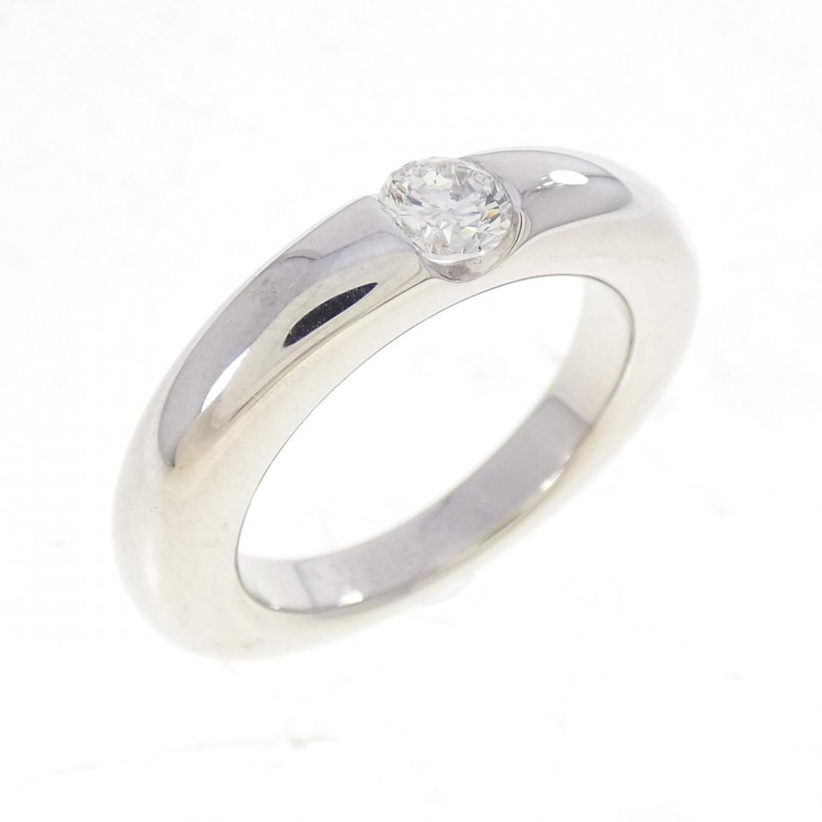 White Gold Cartier Band Ring 18K: White Gold Cartier Band Ring 18K White Gold Cartier Band Ring 18K features an 18k white gold band with diamond accents, showcasing the luxury hallmark of Cartier. This used ring is in very good condit