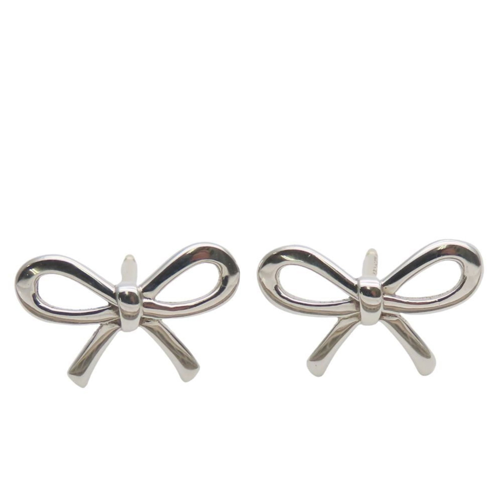Silver 925 stud earrings by Tiffany: Silver 925 stud earrings by Tiffany Silver 925 stud earrings by Tiffany, featuring a classic design with a subtle sheen, are available for purchase. Made from high-quality silver, these earrings