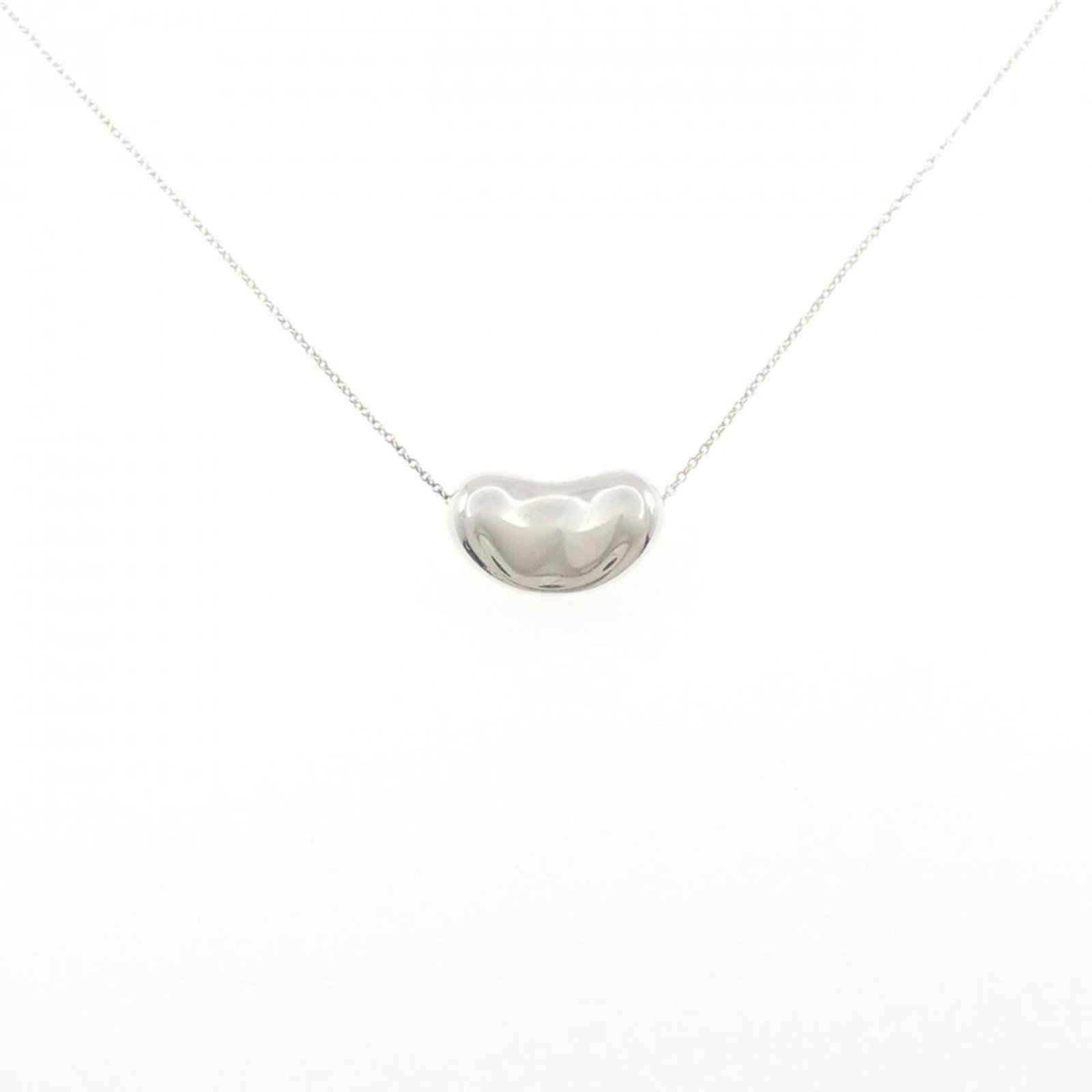 Bean Necklace Tiffany: Bean Necklace Tiffany Silver 925 Bean Necklace Pendant from Tiffany, featuring a unique design with a few traces of usage and some minor scratches. The pendant measures 11.2mm x 18.4mm and is attached