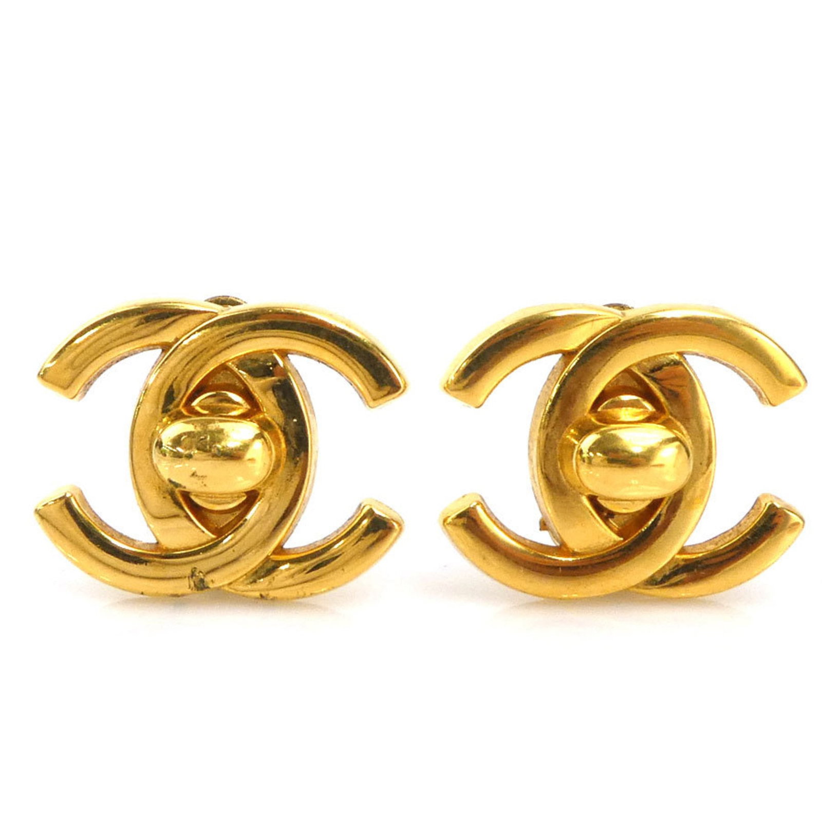 Clip earrings metal by Chanel: Clip earrings metal by Chanel Clip earrings in gold metal, bearing the iconic Chanel brand. Traces of usage and minor scratches can be seen on these used clip earrings, which are generally in good