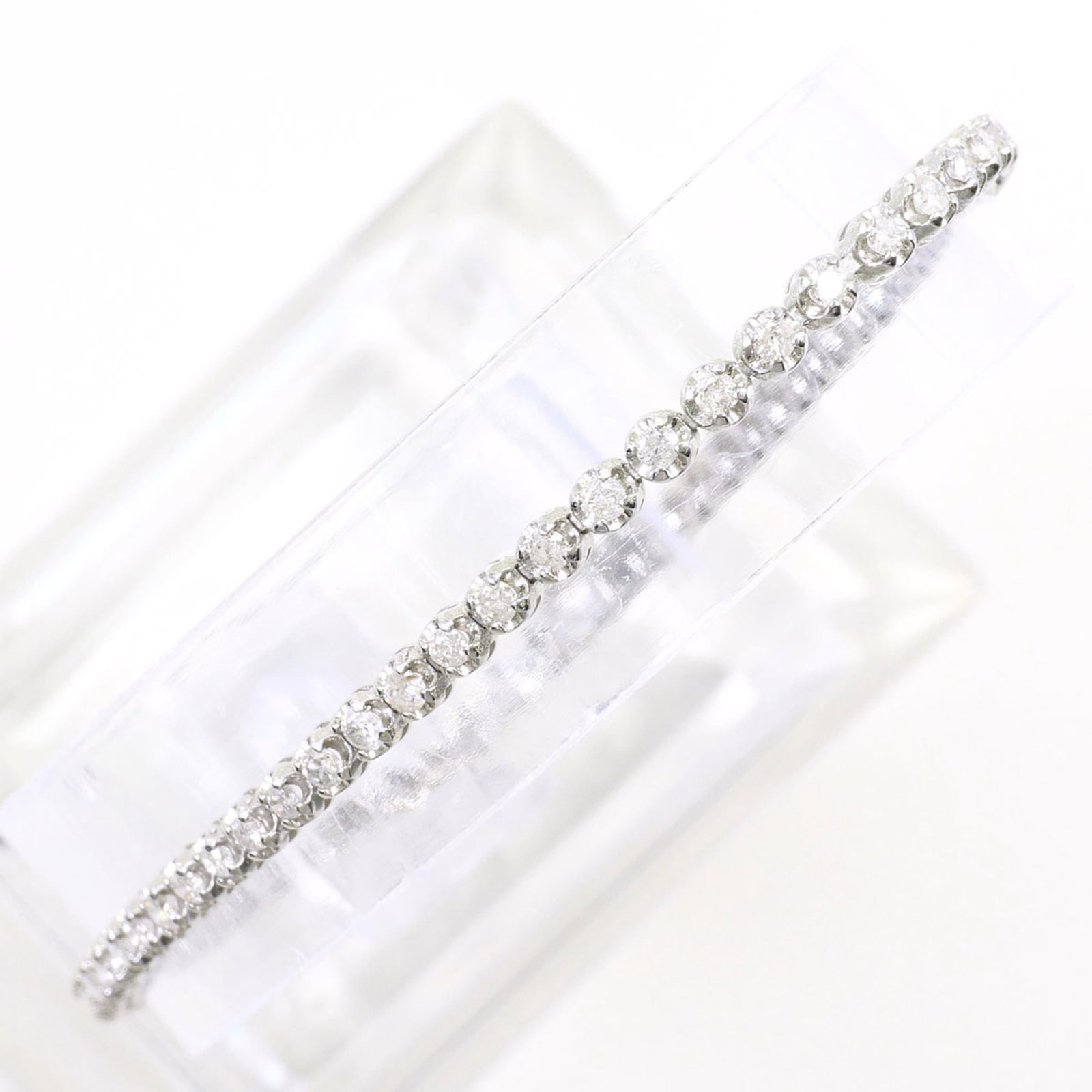 Unbranded Charm Bracelet White Gold (18K): Unbranded Charm Bracelet White Gold (18K) Unbranded charm bracelet in white gold (18K) offers a sleek, understated elegance. With its diamond weight of 2.00 Ct. and length of 18.5cm / 7.28'', this