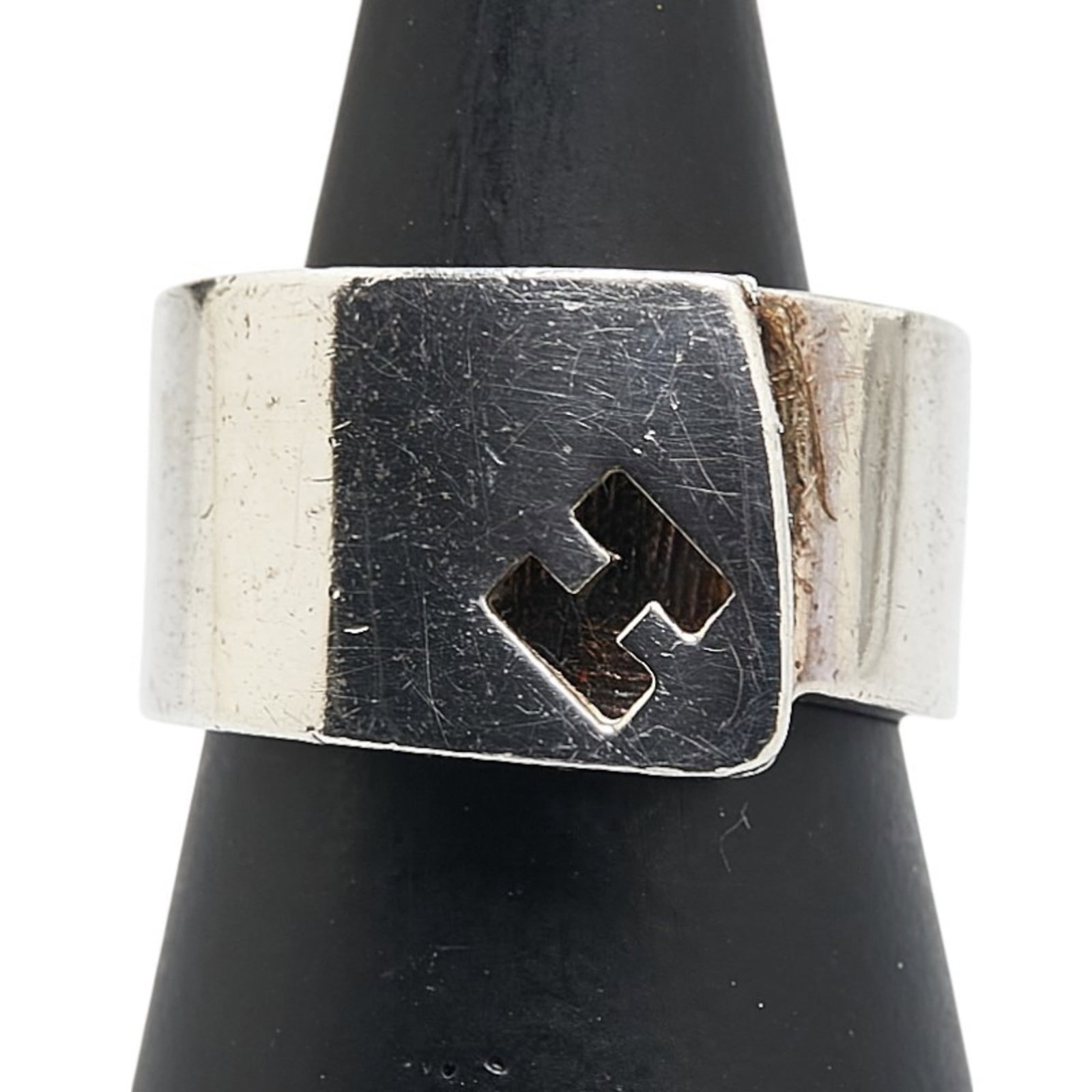 Ring Hermes Silver Band 925: Ring Hermes Silver Band 925 Silver band ring from Hermes, made from high-quality 925 silver. The ring features a classic design with a subtle sheen, bearing the signature of the renowned French fashio