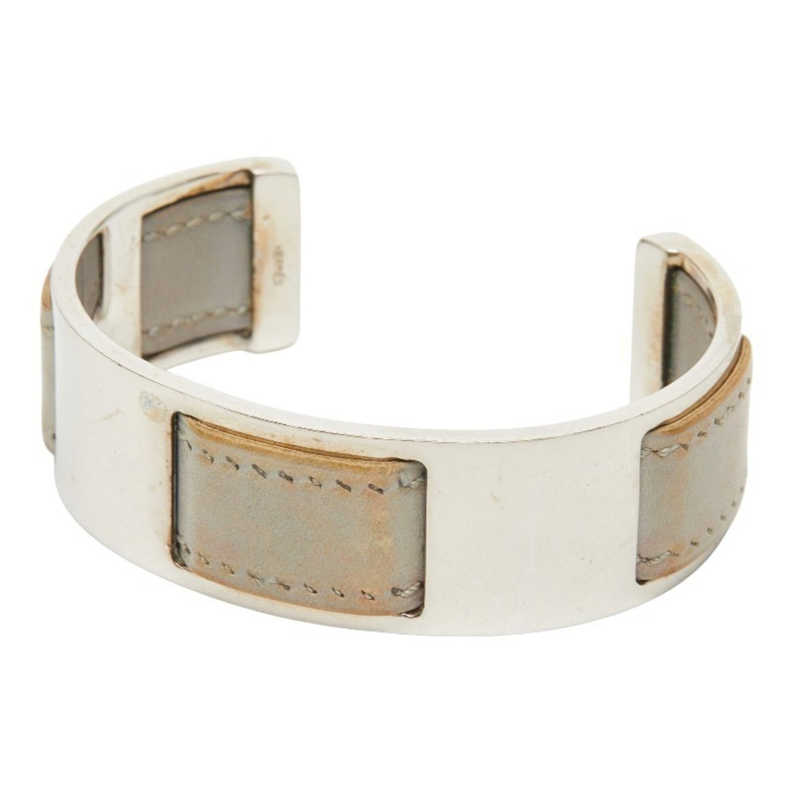 Metal leather bangle Hermes: Metal leather bangle Hermes Silver Gray Metal Leather Bangle from Hermes, featuring a unique combination of metal and leather materials. This bangle measures 15.5cm in length and showcases signs of us