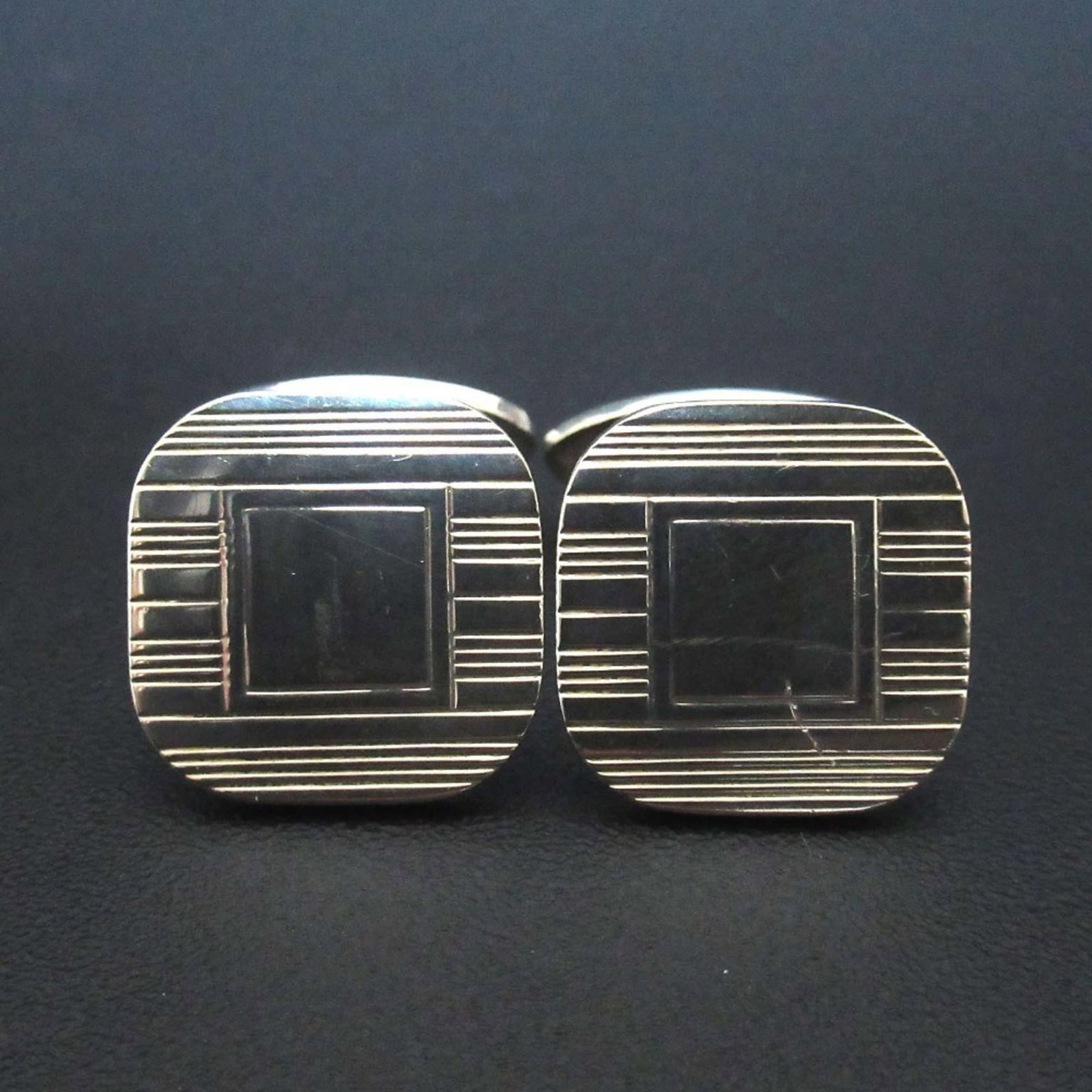 Tiffany Stud/ Button Silver 925: Tiffany Stud/ Button Silver 925 Silver 925 stud/button from Tiffany, bearing the iconic brand name. This small, elegant piece measures 17mm x 17mm and features a silver finish. In mint condition, it