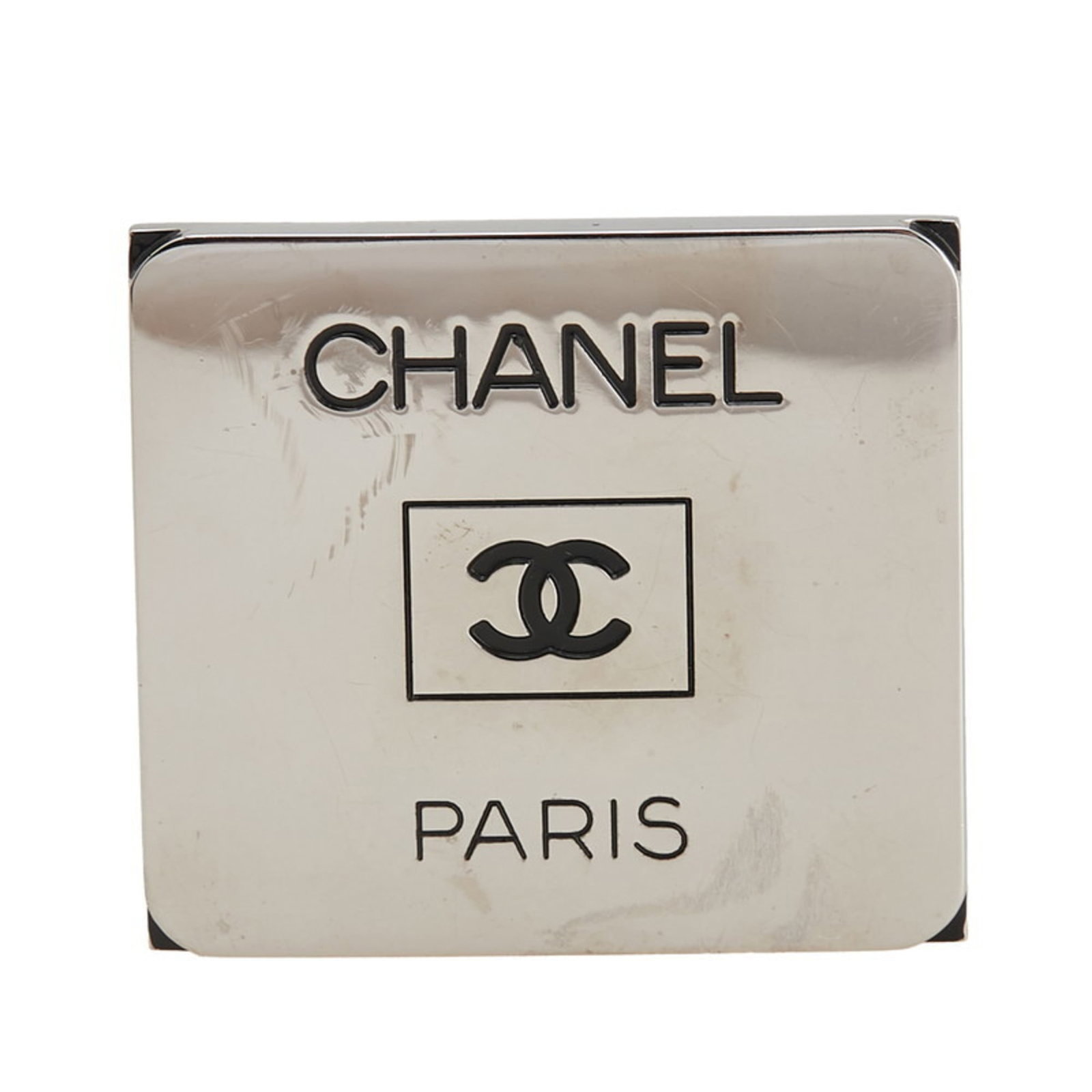 Metal brooch by Chanel: Metal brooch by Chanel Silver Chanel metal brooch with a vintage design, bearing traces of usage and minor scratches. The brooch measures 3.59cm x 4.02cm in size. It is presented in used condition