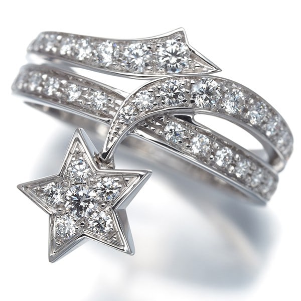 Diamond ring white gold 18k comet eu51: Diamond ring white gold 18k comet eu51 18k white gold Comet ring features a natural diamond. The ring boasts an elegant design, showcasing the beauty of its main stone. This exquisite piece is