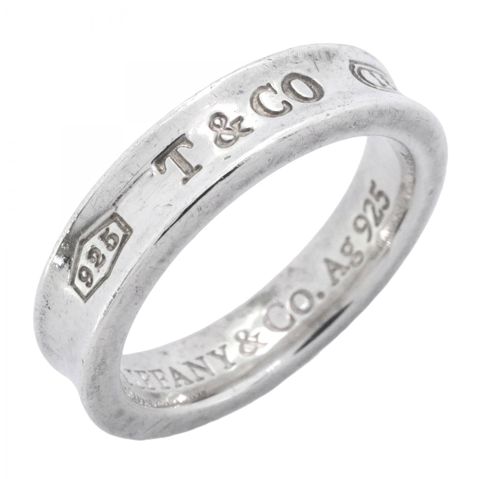 Tiffany Band Ring Silver 925: Tiffany Band Ring Silver 925 Silver 925 Tiffany band ring with a classic design, bearing a signature. The ring features a subtle sheen and a comfortable fit, suitable for everyday wear. Traces of usag