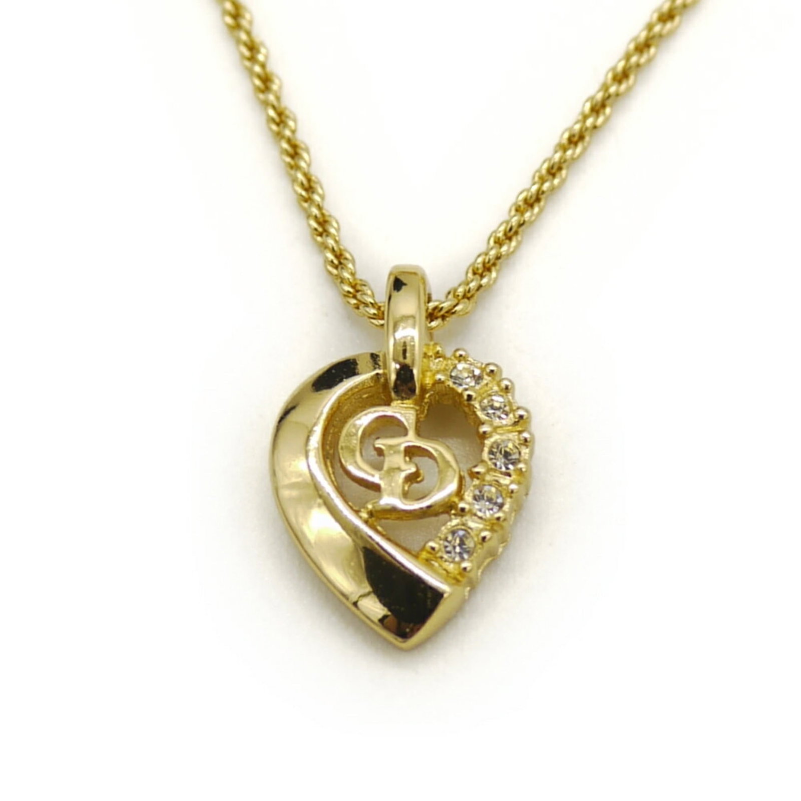 Christian Dior Rope Chain Pendant Necklace: Christian Dior Rope Chain Pendant Necklace The Christian Dior Rope Chain Pendant Necklace boasts a sleek, rope-inspired design with a classic pendant style. Made from metal, this necklace features a