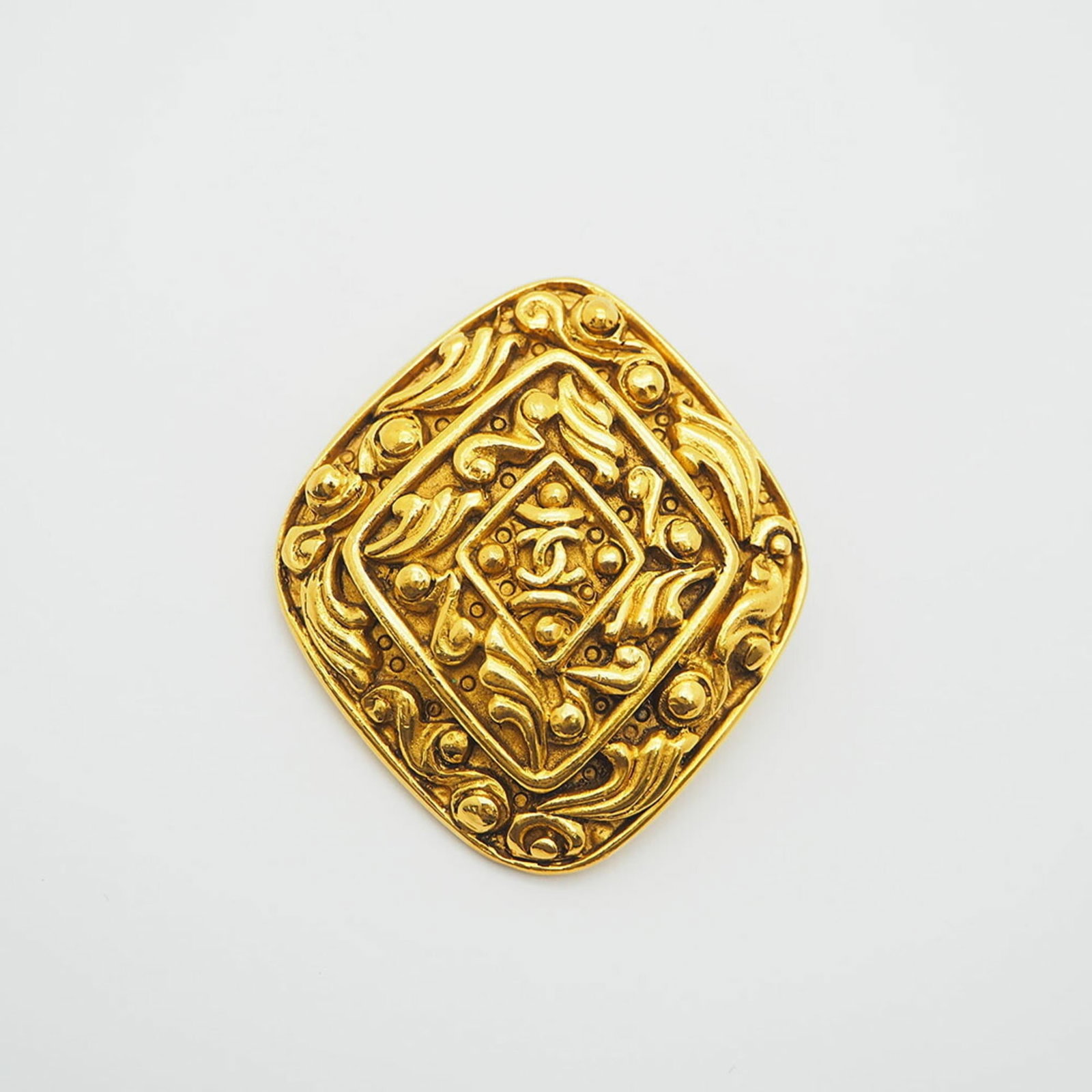 Chanel Brooch: Chanel Brooch Gold Chanel brooch with traces of usage, scratches and dirt visible. The piece bears a signature, but its origin remains unknown. Used condition overall, reflecting signs of past wear. I