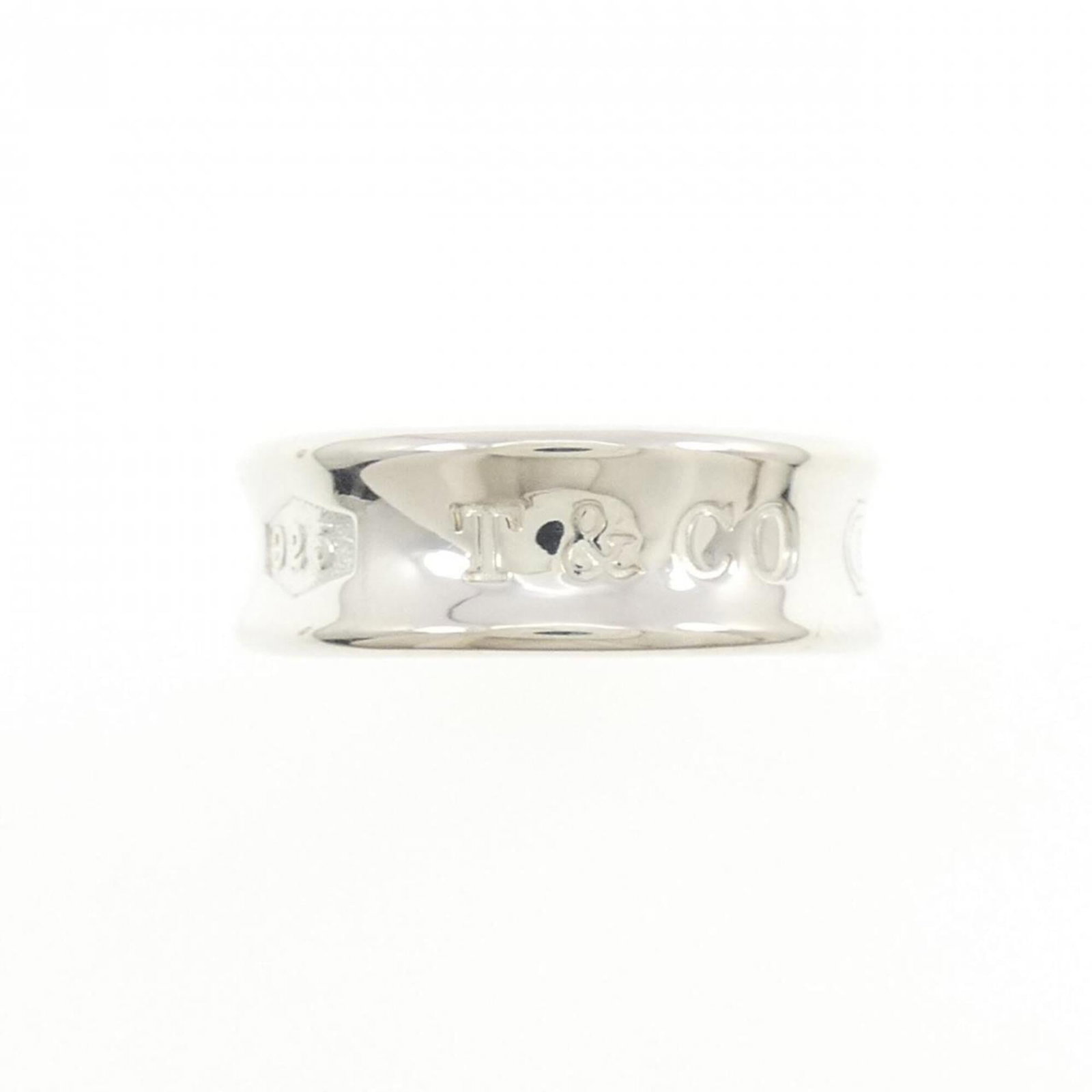 Tiffany Band Ring Silver 925: Tiffany Band Ring Silver 925 Silver 925 Tiffany band ring in excellent used condition, with some minor scratches and dirt visible. The ring features a classic design that remains timeless, and its