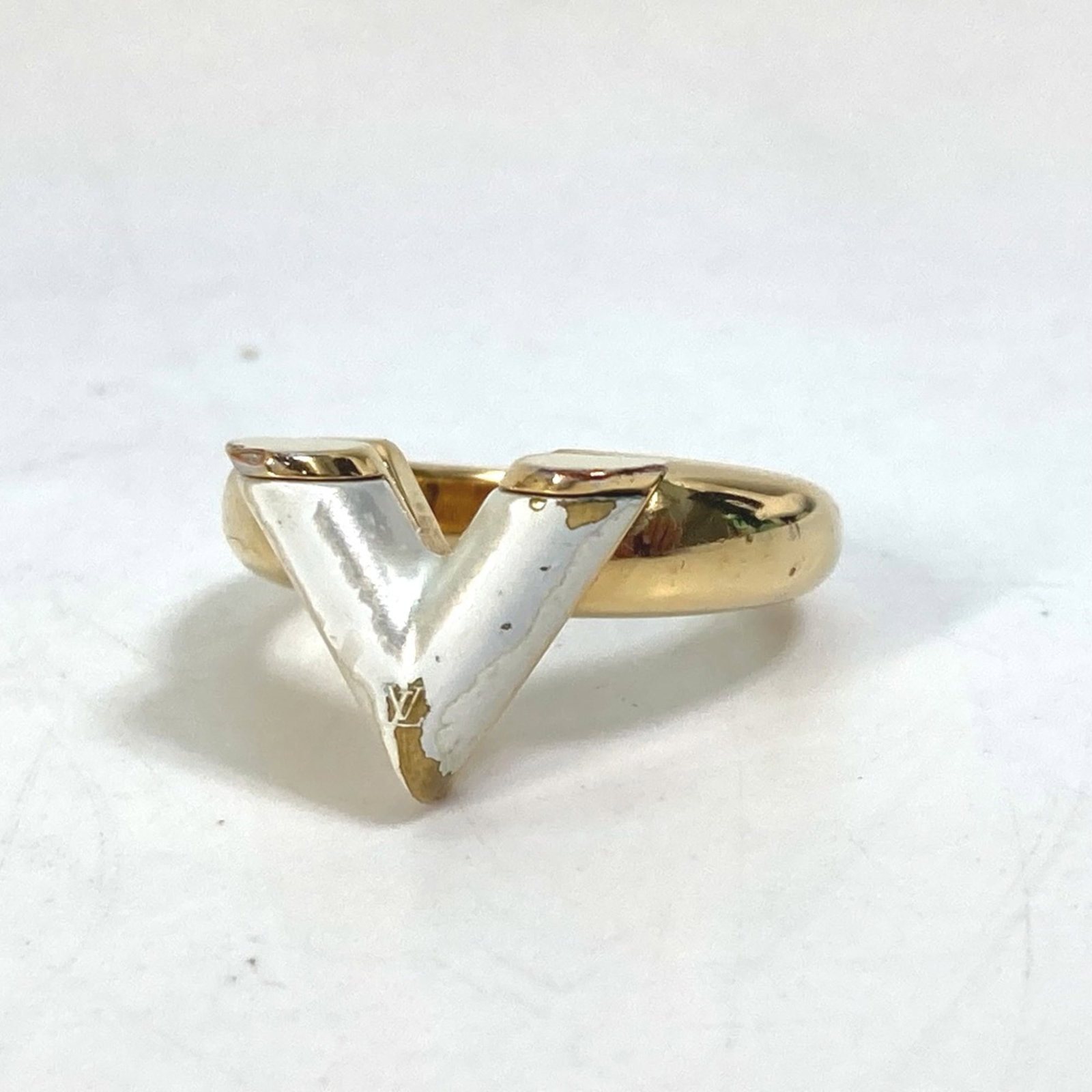 Louis Vuitton Band Ring Gold Plated: Louis Vuitton Band Ring Gold Plated Gold Plated Louis Vuitton Band Ring L#15(JP Size) - A stylish gold plated band ring from the iconic French fashion house, featuring a classic design with subtle